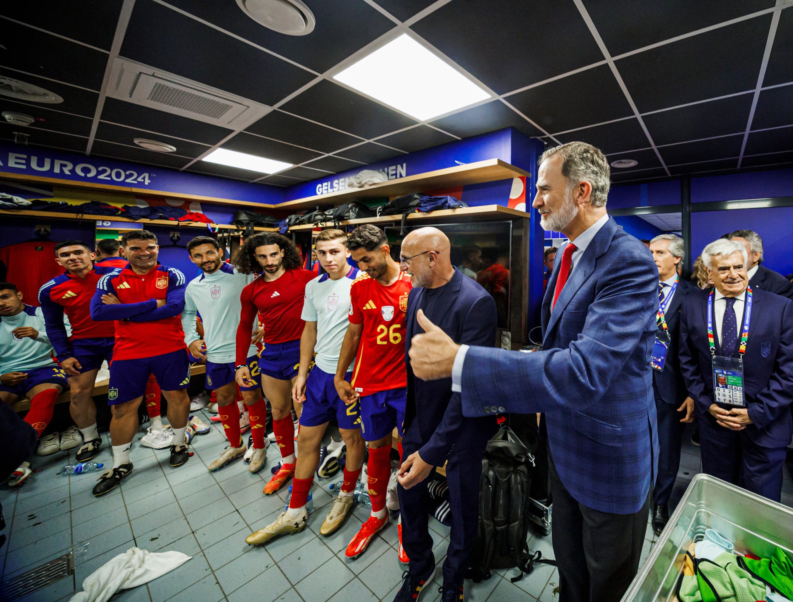 El rey Felipe VI visita el vestuario de la selección española de fútbol tras el encuentro de la fase de grupos de la Eurocopa 2024. (EFE)