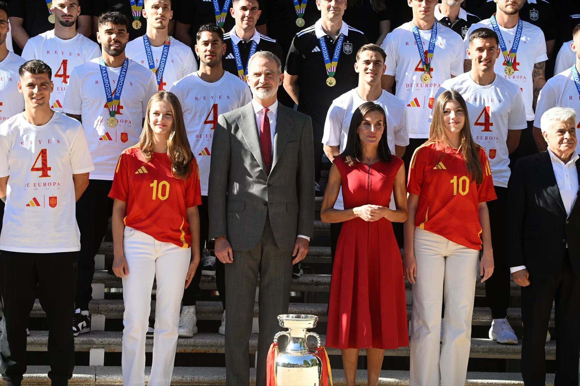 Los reyes junto a sus hijas, la princesa Leonor y la infanta Sofía, reciben a la selección española de fútbol en el Palacio de la Zarzuela tras ganar la Eurocopa 2024. (José Oliva / Europa Press
15/7/2024)