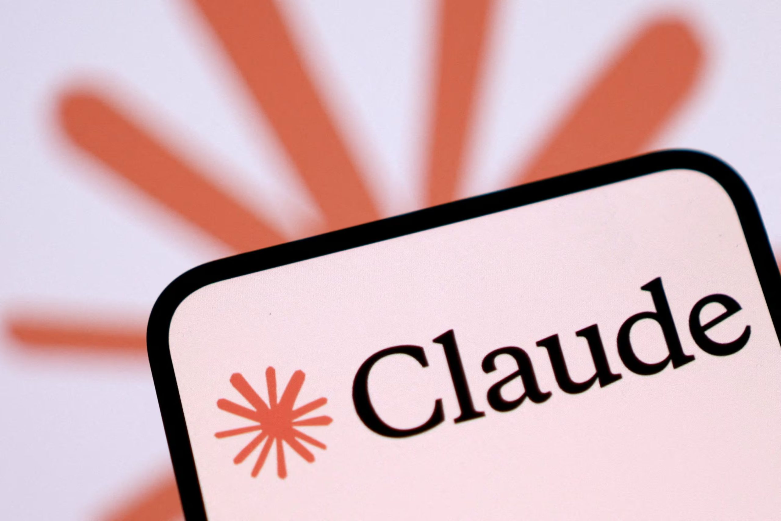 Tras el cambio, Fable 5 quedaría disponible globalmente en Claude, Claude.ai, Claude Code y Claude Cowork. REUTERS/Dado Ruvic/Illustration/File Photo