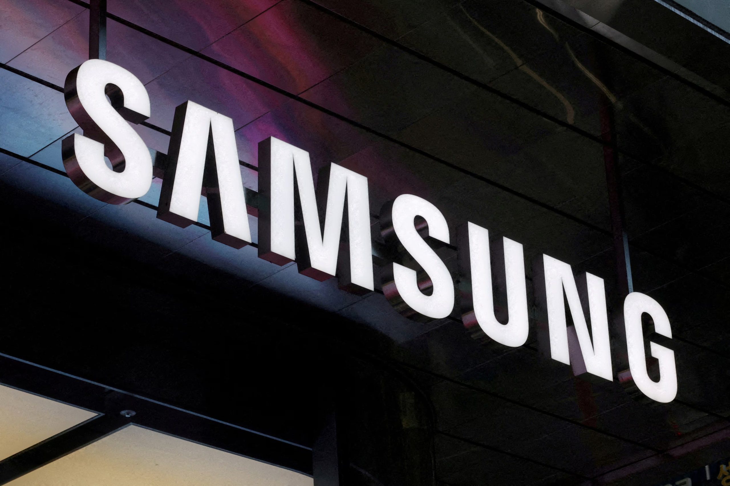 Anthropic, creadora de Claude, analiza una posible alianza con Samsung para fabricar chips propios de inteligencia artificial. REUTERS/Kim Hong-ji