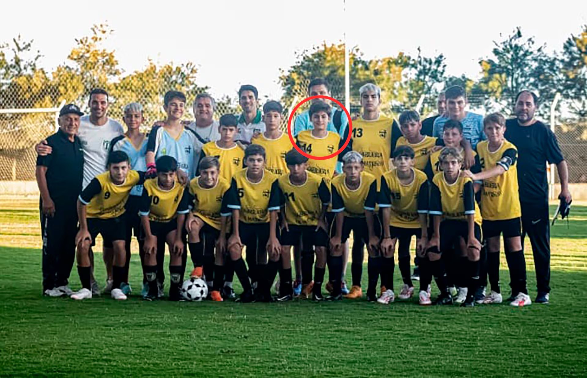Beto Juárez es abrazado por Lionel Scaloni: el chico del círculo rojo es el hijo del DT de la Selección