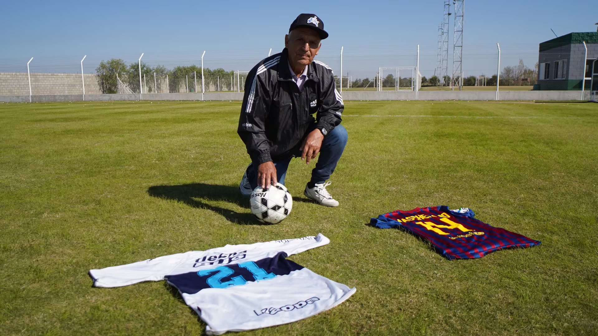 Beto Juárez posa con las camisetas de dos de sus tutelados en el fútbol: Fito Rinaudo (Gimnasia La Plata) y Javier Mascherano (Barcelona)