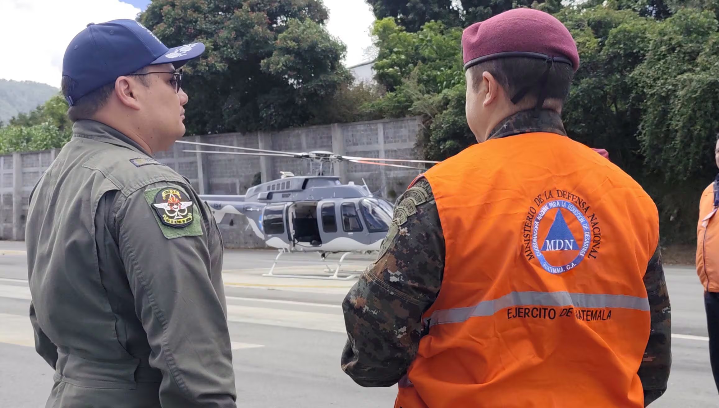 Personal del Ministerio de la Defensa Nacional de Guatemala observa un helicóptero en una pista de aterrizaje. (Ejército de Guatemala)