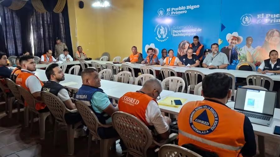 Delegados de la Coordinadora Nacional para la Reducción de Desastres participan en un seminario de capacitación en la Gobernación Departamental de Suchitepéquez, Guatemala. (Ejército de Guatemala)