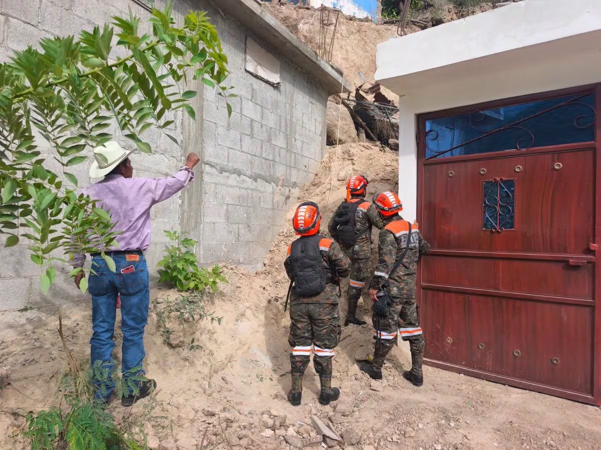 En seguimiento a las acciones de respuesta después del sismo registrado en el territorio nacional, el Ejército de Guatemala realizó evaluaciones de daños en diferentes puntos de la República, (Ejército de Guatemala)