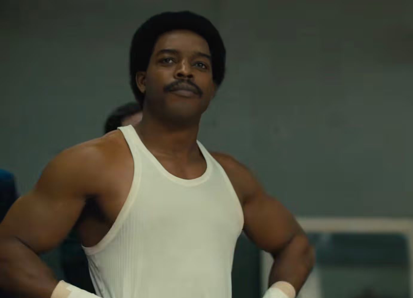 Stephan James interpreta a Carl Weathers, quien dio vida a Apollo Creed en la cinta original de 1976. (Créditos: Amazon MGM)