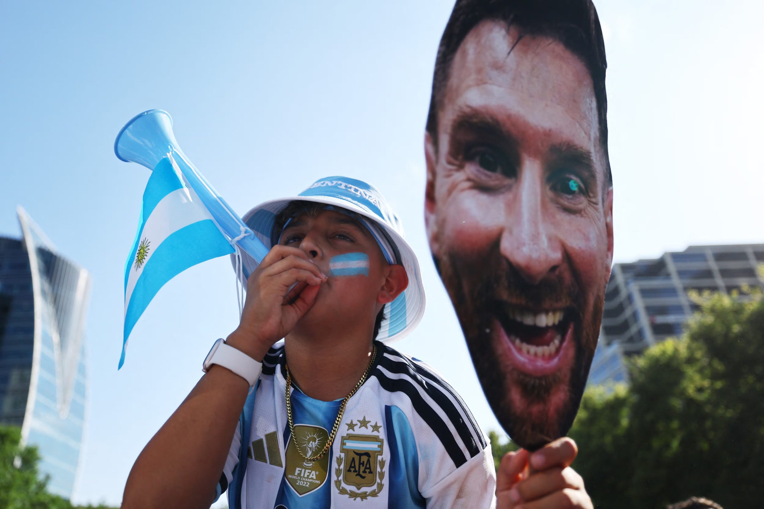 Messi es tan símbolo como los colores de la camiseta. Hoy no le piden que gane, le imploran que juegue (REUTERS/Issei Kato)