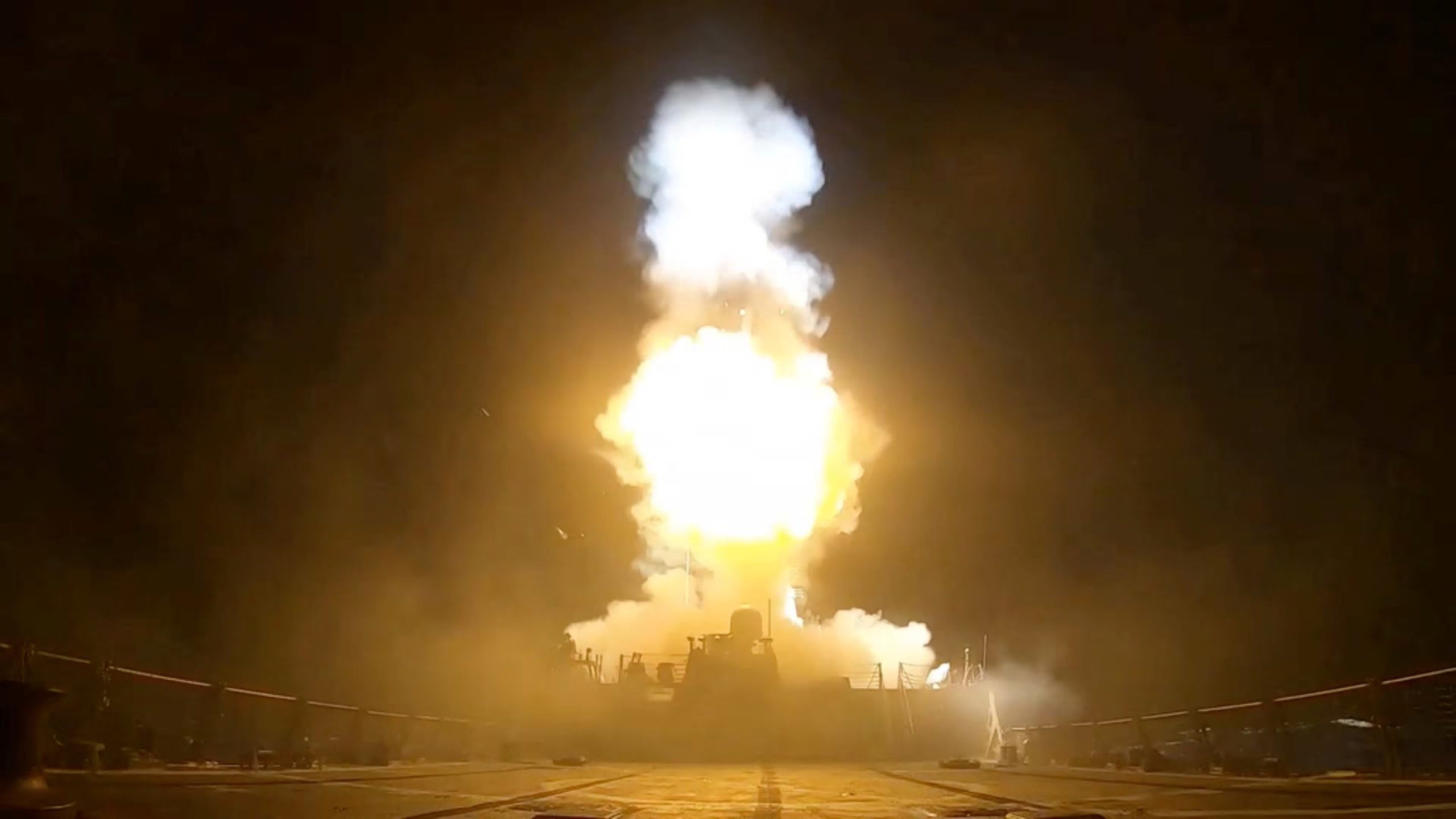 El momento en que EEUU dispara un proyectil contra objetivos militares del régimen iraní (U.S. Central Command/Handout via REUTERS)