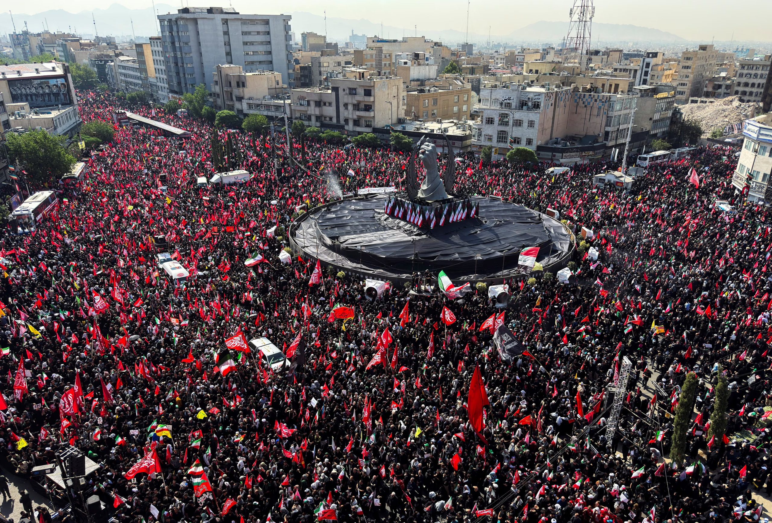 La procesión de este lunes forma parte de un programa de ceremonias que continuará el martes en la ciudad santa de Qom, seguirá el miércoles en las ciudades iraquíes de Nayaf y Karbala, y concluirá el jueves con el entierro de Khamenei en su ciudad natal de Mashhad, en el noreste del país (REUTERS)