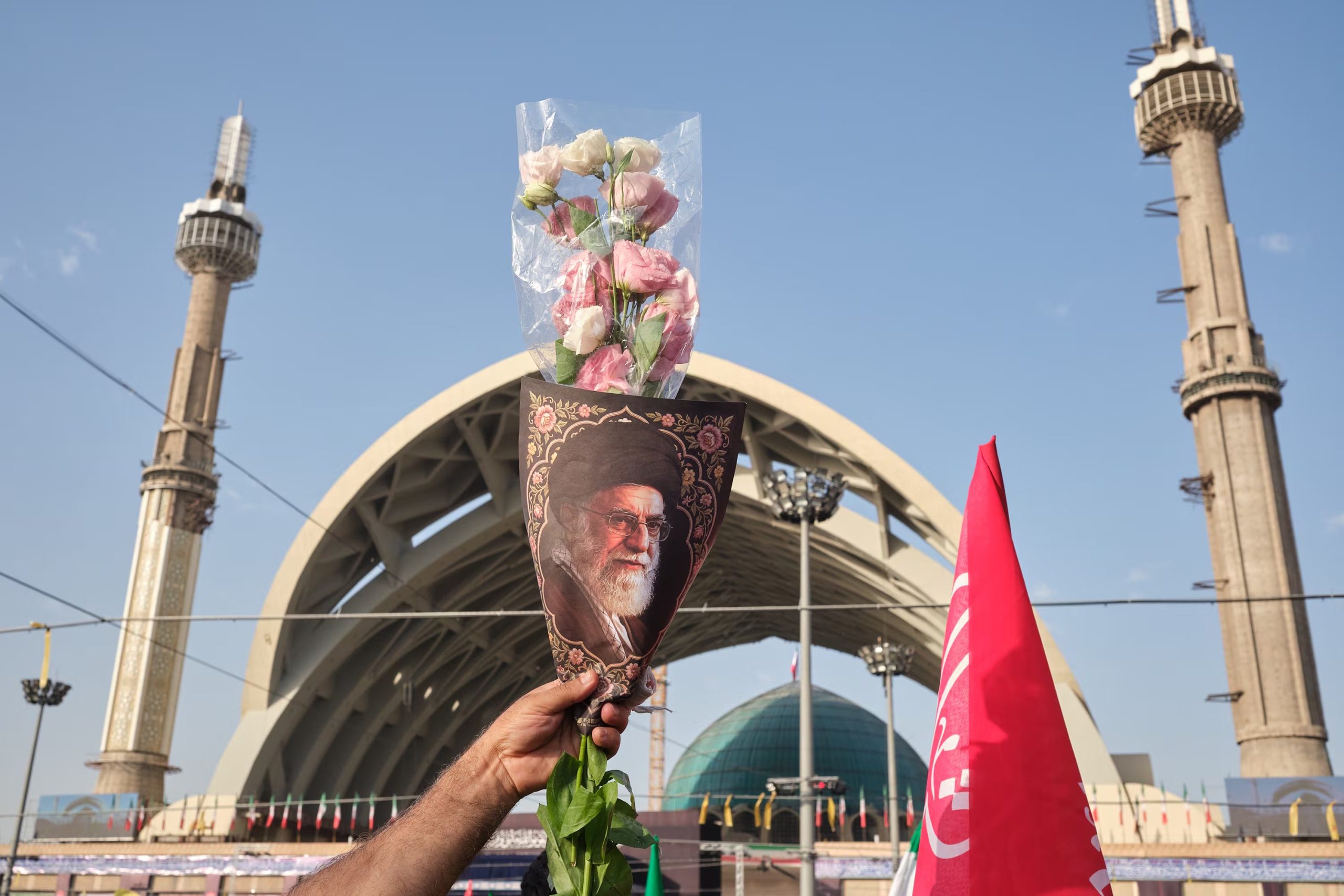Un hombre sostiene una imagen del asesinado líder supremo de Irán, Ali Khamenei, durante el funeral del religioso en la mezquita Mosala de Teherán (EFE/Jaime León)