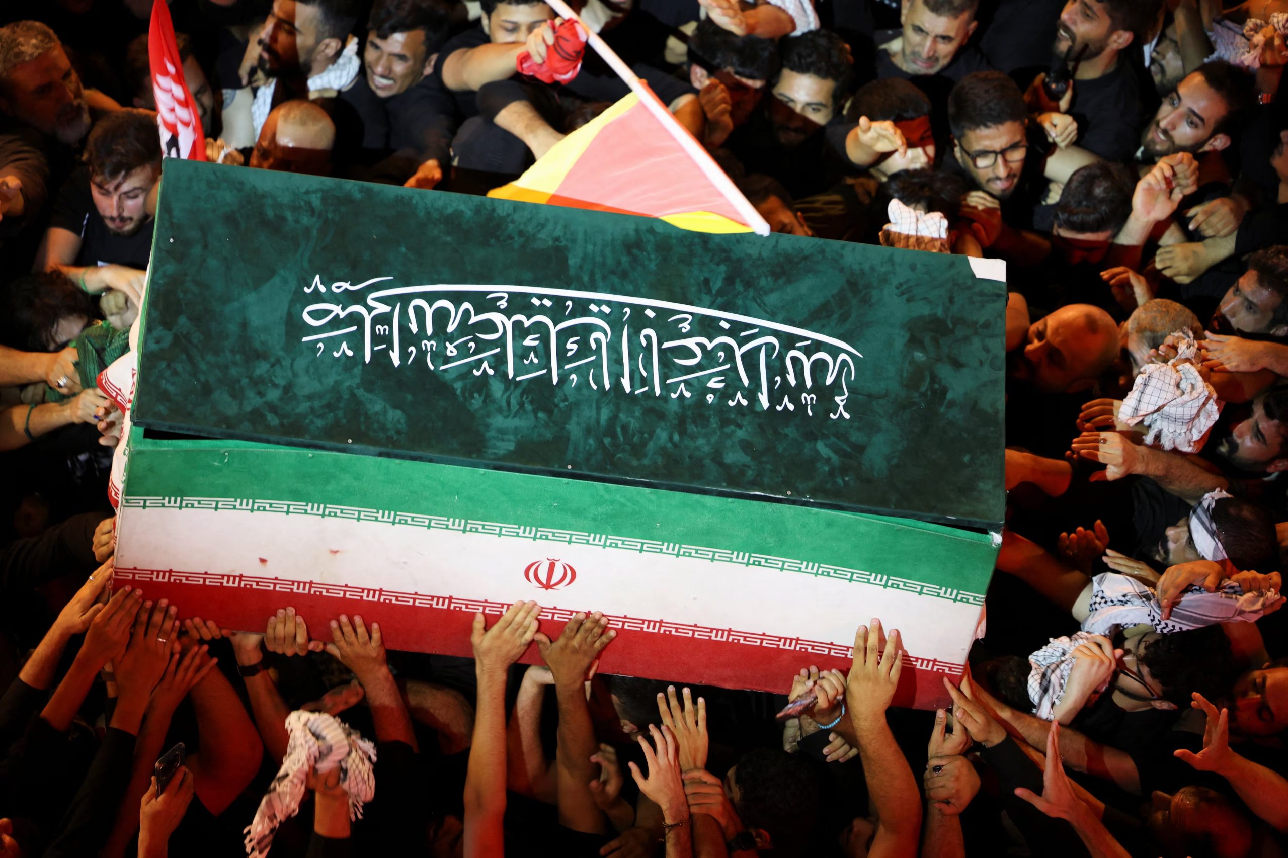 Personas transportan el féretro del difunto Líder Supremo de Irán (REUTERS/Ahmed Saad)
