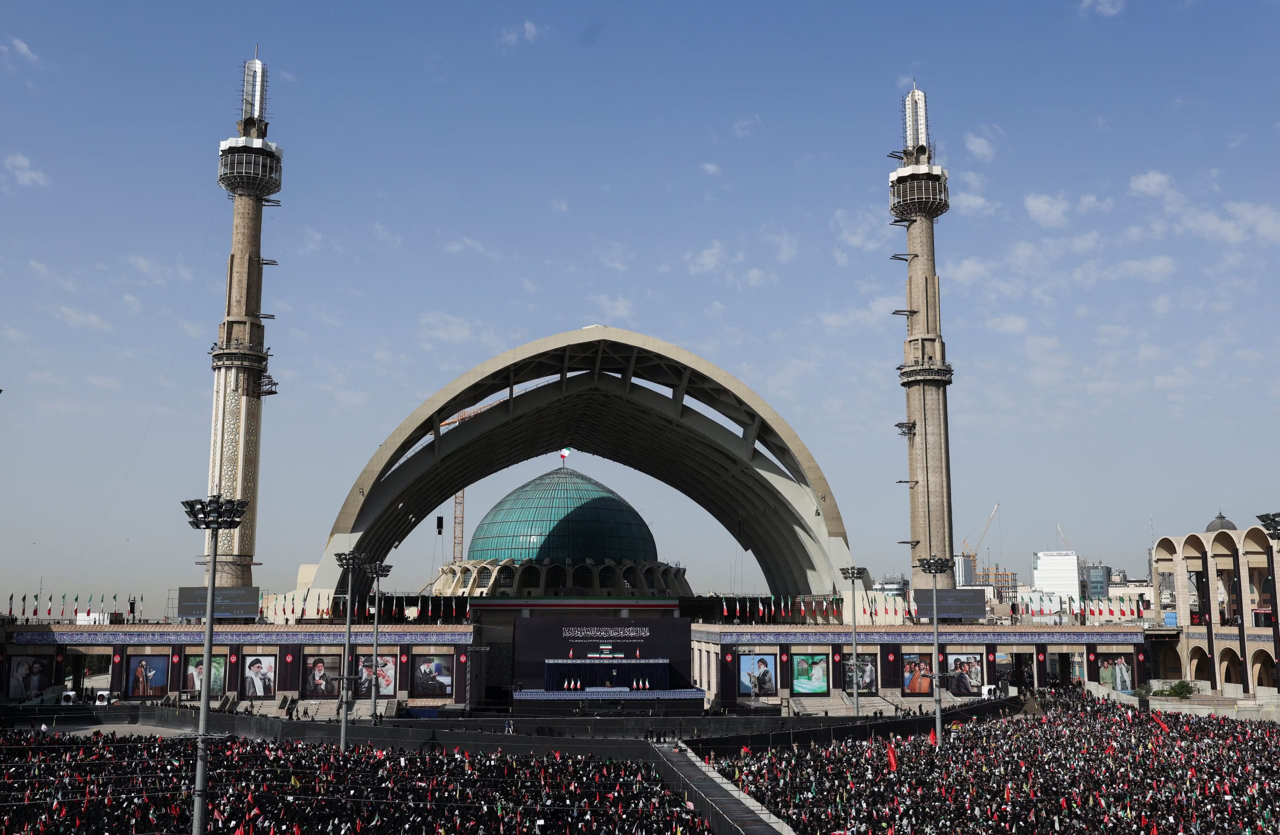 Personas asisten a una ceremonia pública de despedida para rendir homenaje al depuesto líder supremo Ali Khamenei (REUTERS)
