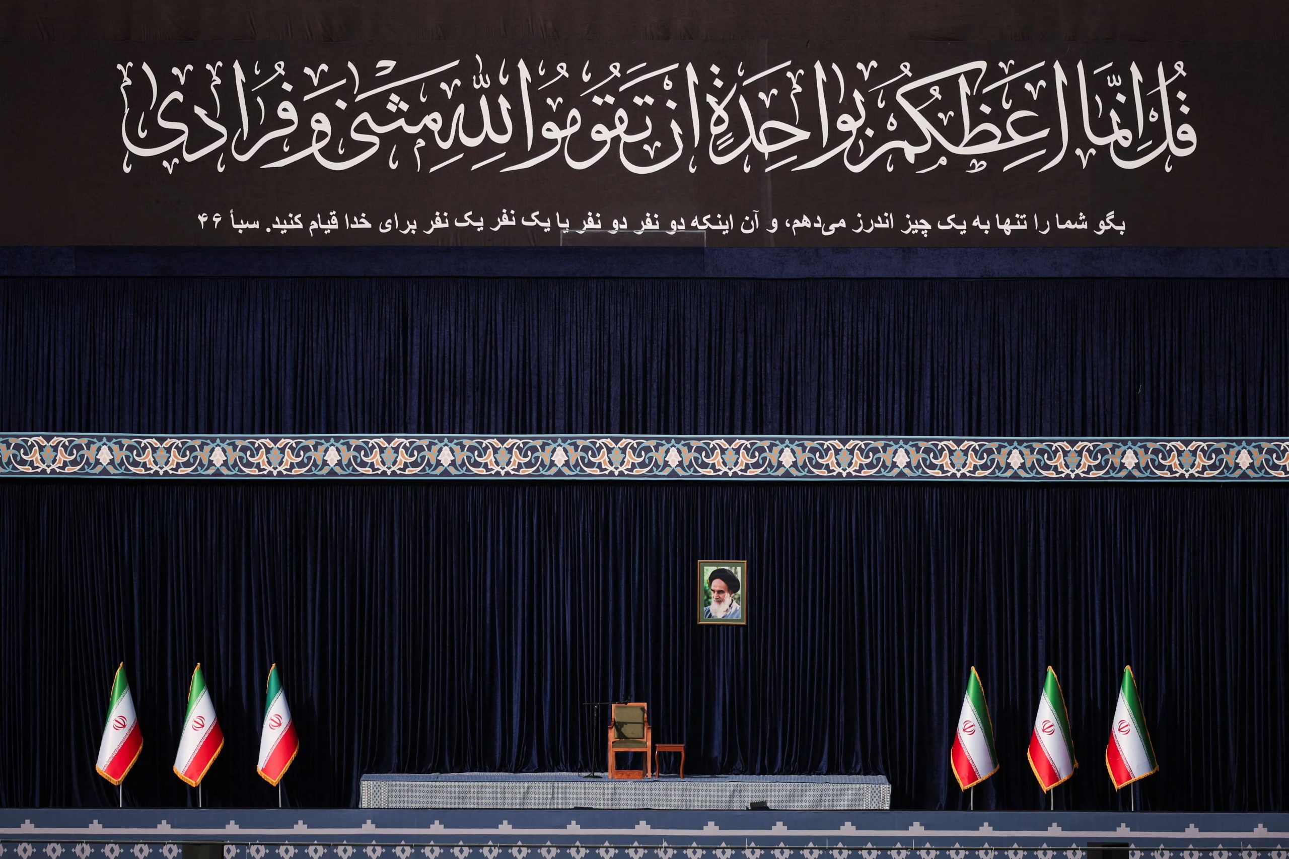Escenario preparado con un retrato del difunto líder de la Revolución Islámica, el ayatollah Ruhollah Jomeini, y banderas iraníes (REUTERS)