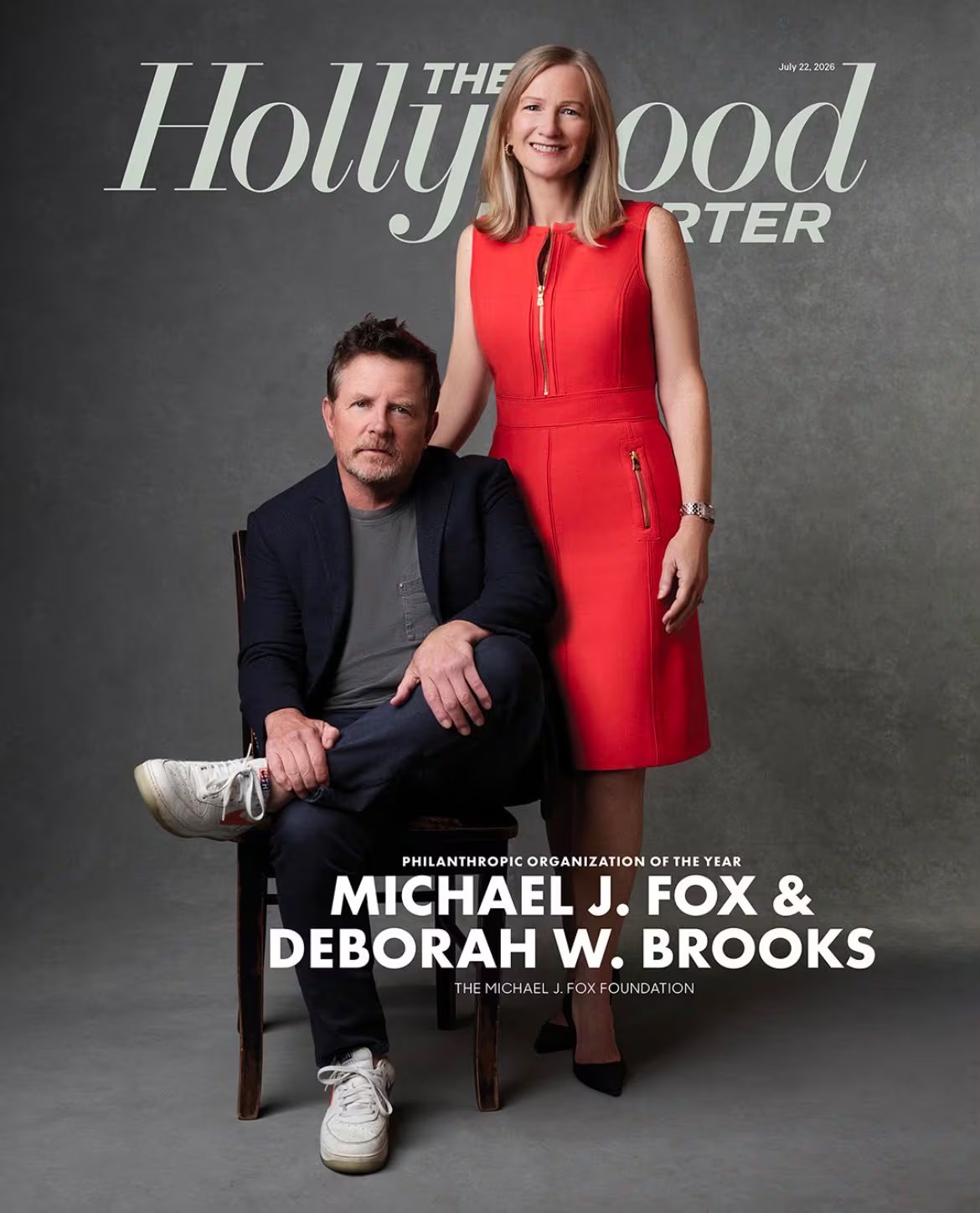 Michael J. Fox y Deborah W. Brooks posan para la portada de The Hollywood Reporter como líderes de la Fundación Michael J. Fox, reconocida como organización filantrópica del año. (Portada The Hollywood Reporter)
