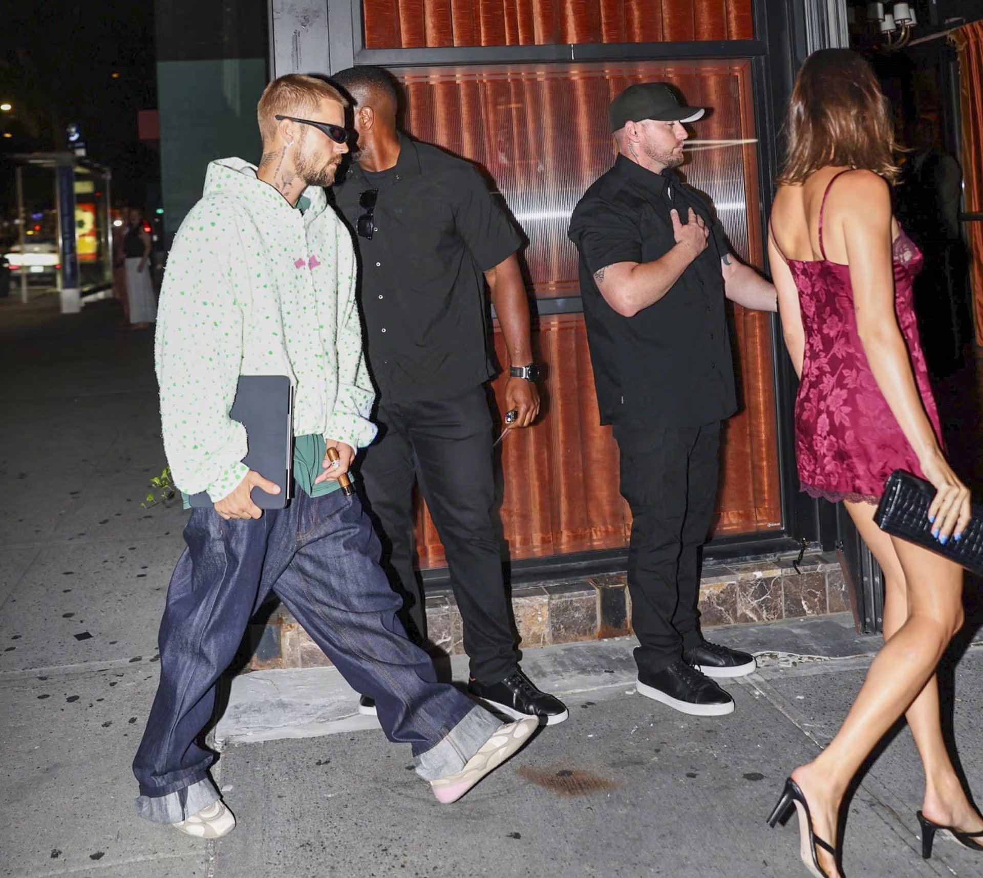 Hailey Bieber marca el ritmo de noche, Justin Bieber se mantiene en clave urbana en SoHo (Backgrid/The Grosby Group)