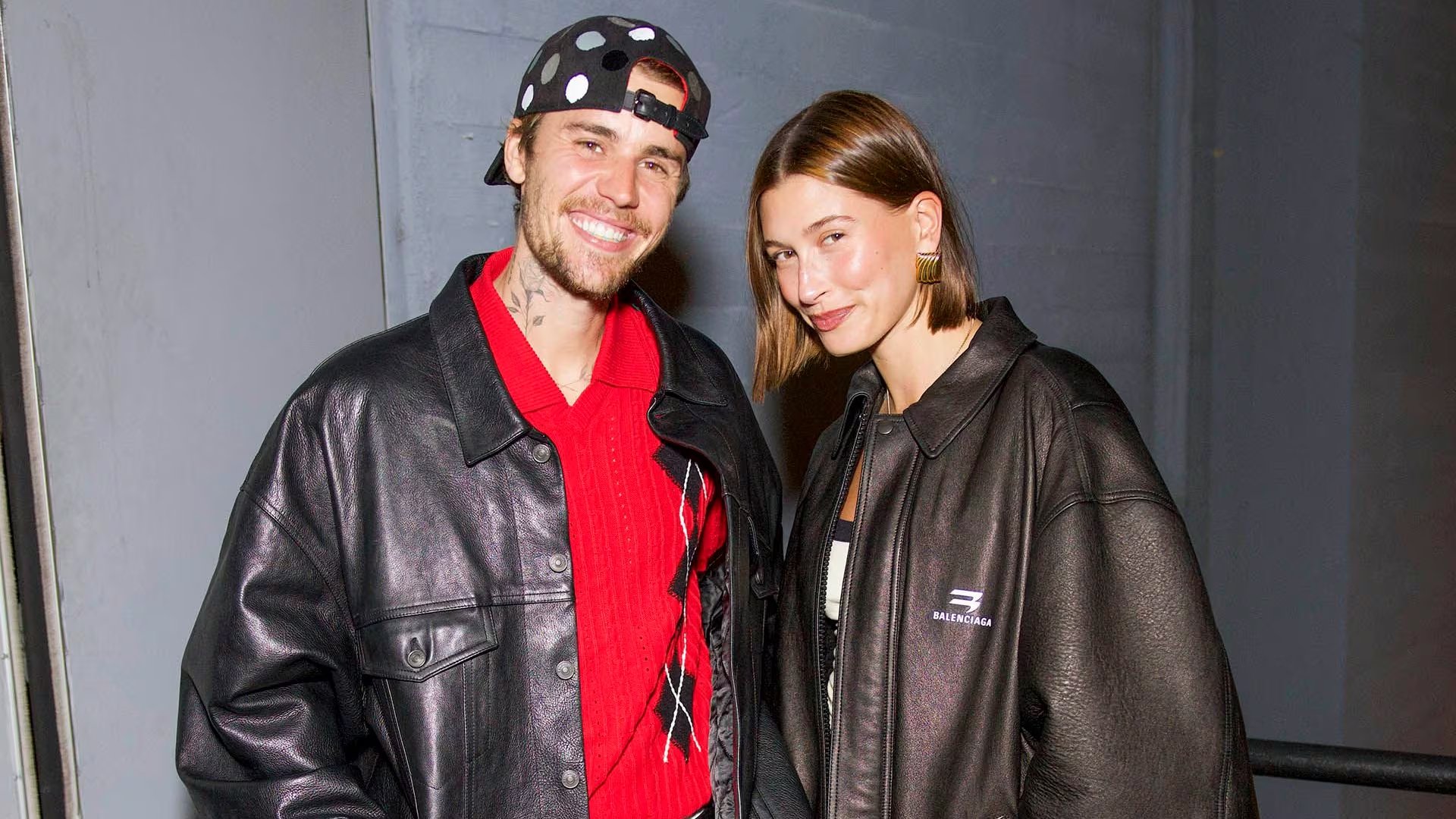 Hailey Bieber y Justin Bieber coordinan chaquetas de cuero negro oversize (The Grosby Group)