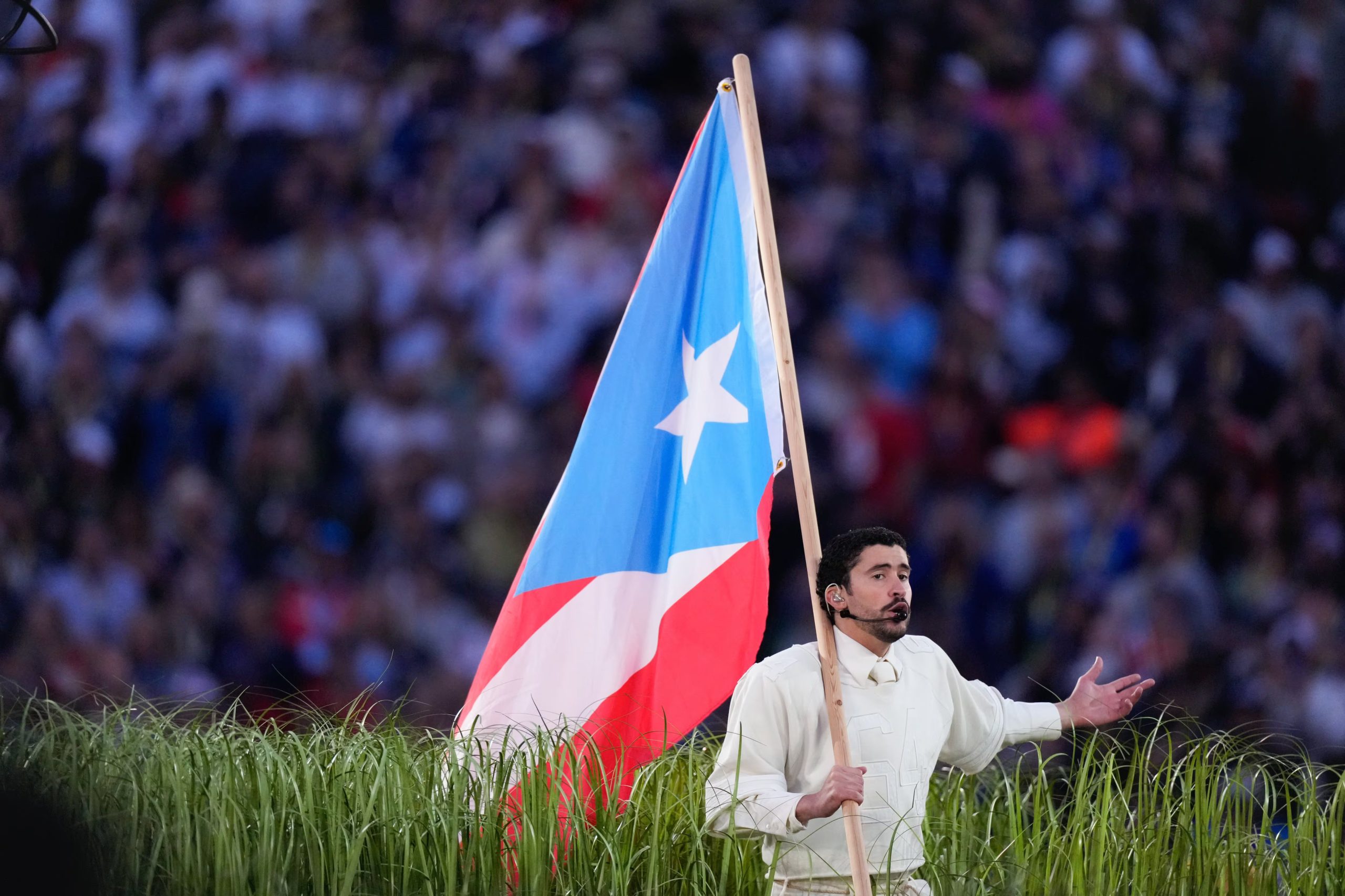 Bad Bunny incluyó varias referencias de su natal Puerto Rico en su presentación. (AP/Mark J. Terrill)