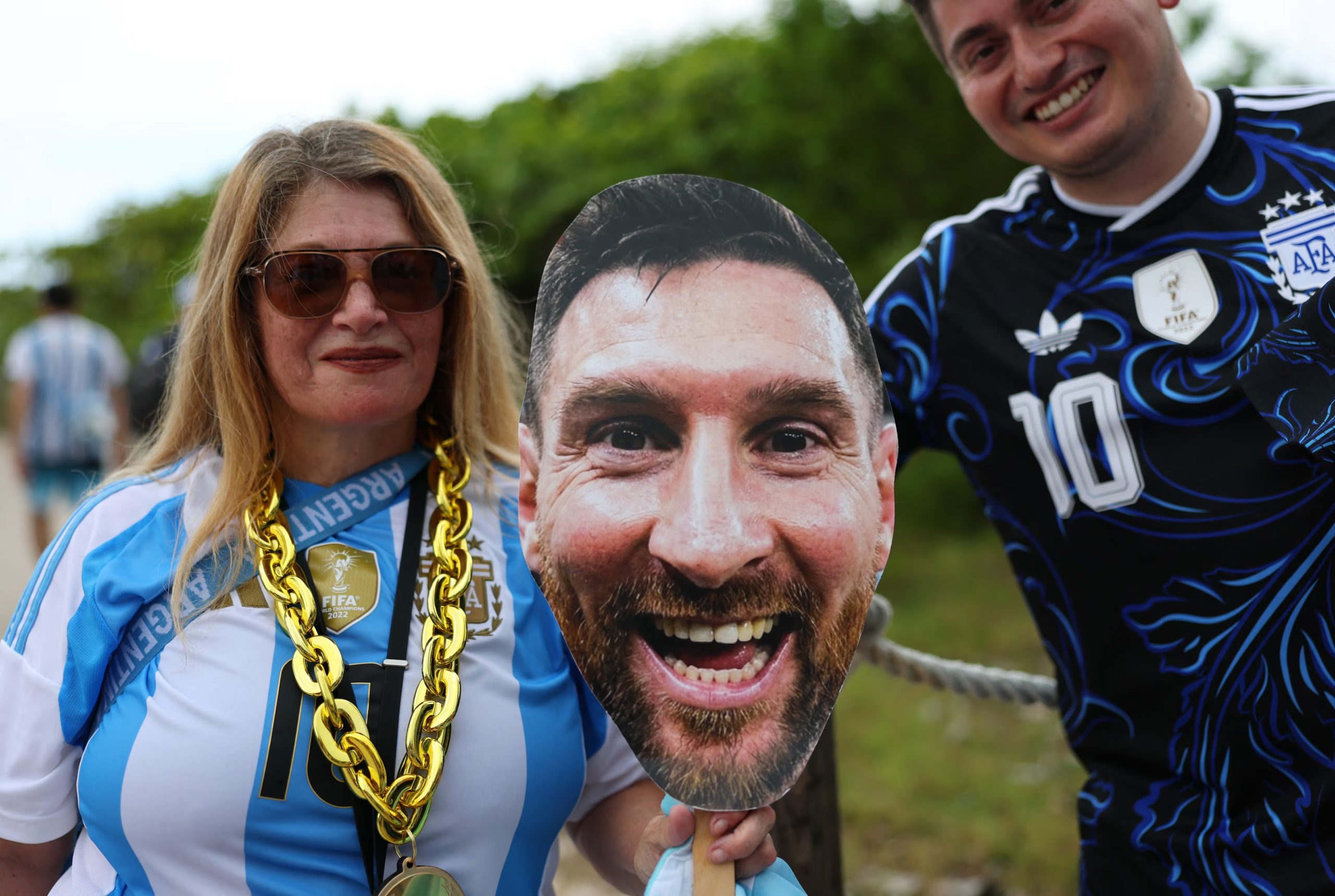 Los hinchas albicelestes palpitaron el cruce con Cabo Verde (REUTERS/Amanda Perobelli)