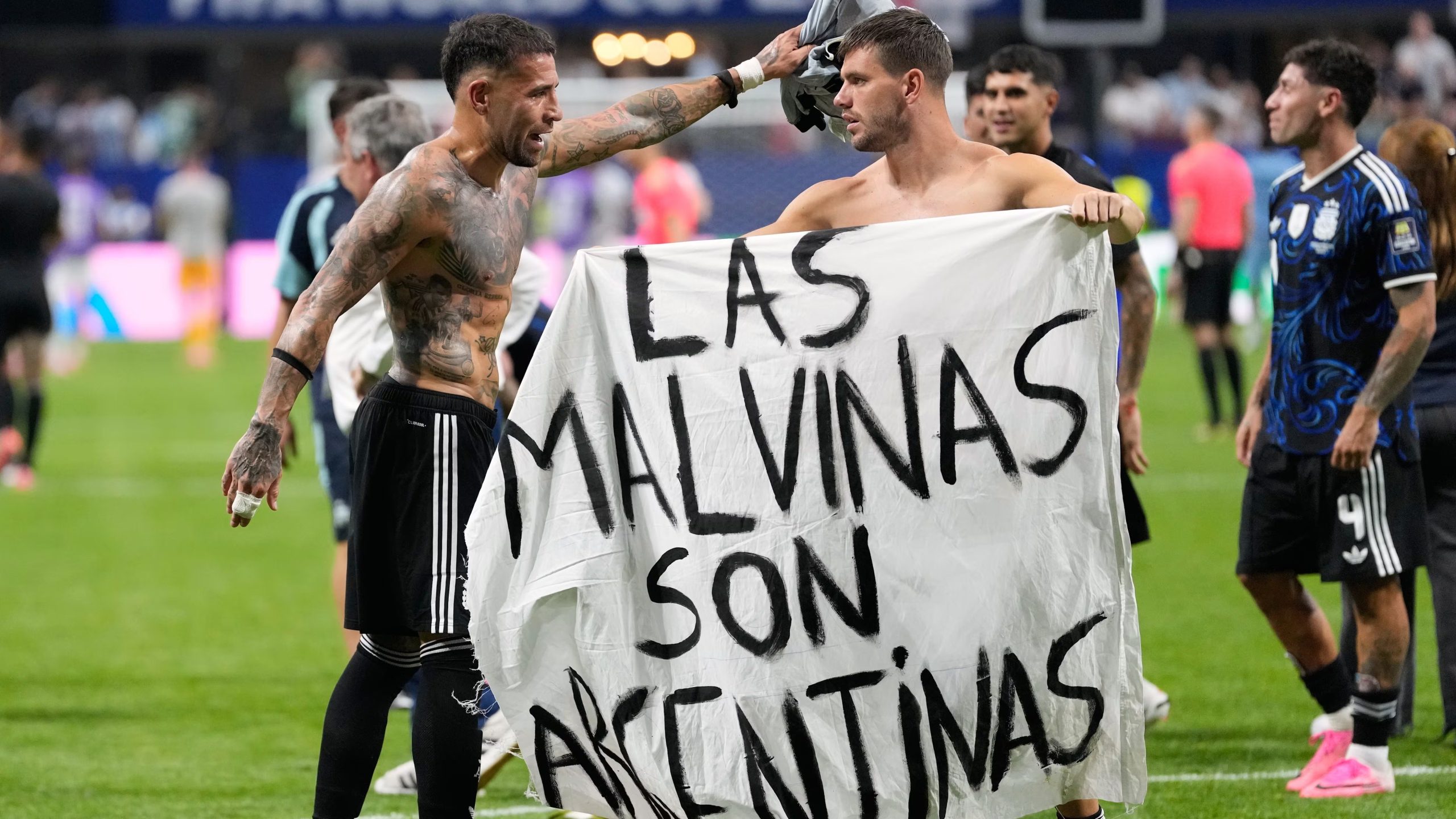 El argentino Giovani Lo Celso sostiene una pancarta con la frase 