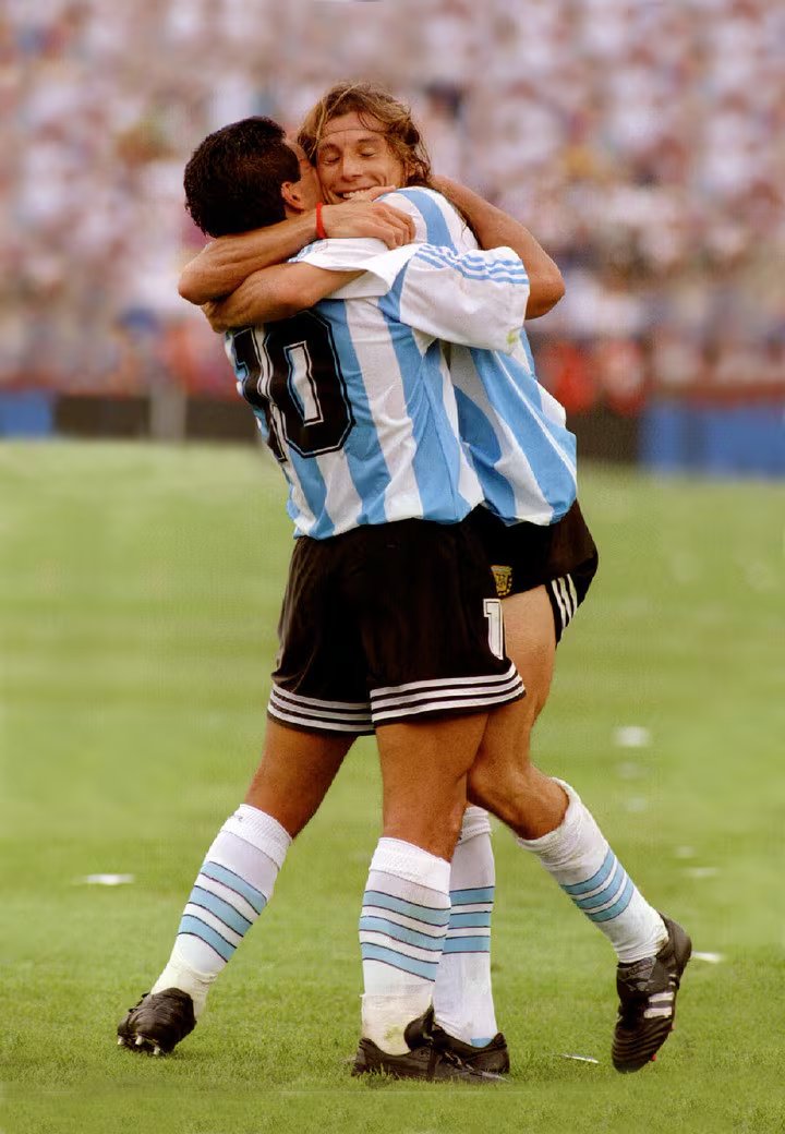 El abrazo entre Diego Maradona y Claudio Caniggia luego de uno de los goles de éste ante Nigeria en 1994