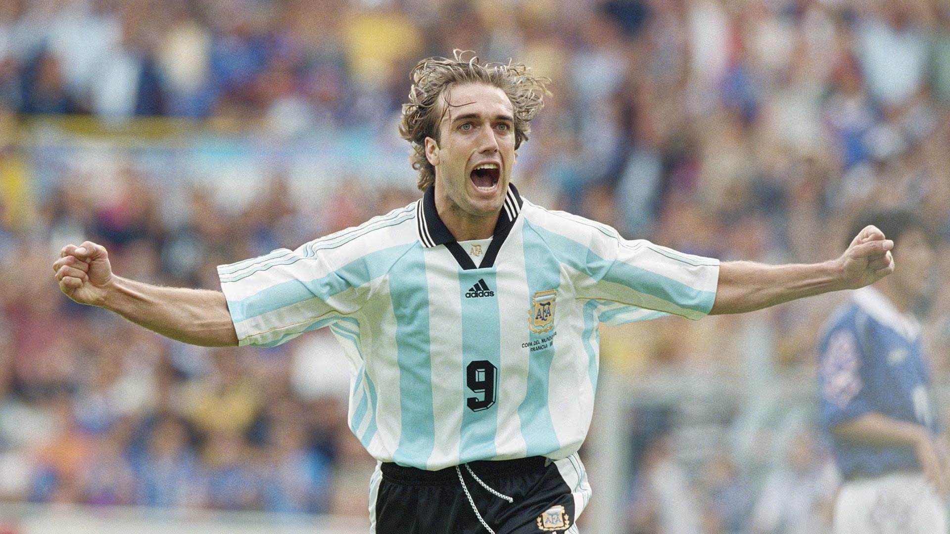 Gabriel Batistuta festeja su gol ante Japón, el único del primer partido de Francia '98, debut de la selección asiática en los Mundiales