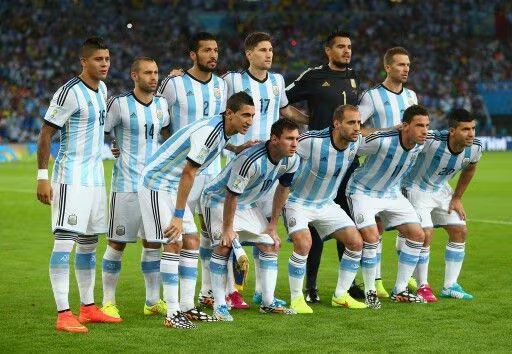 El equipo que enfrentó a Bosnia en el debut de Brasil 2014. Parados: Marcos Rojo, Javier Mascherano, Ezequiel Garay, Federico Fernández, Sergio Romero y Hugo Campagnaro. Abajo: Ángel di María, Lionel Messi, Pablo Zabaleta, Maximiliano Rodríguez y Sergio Agüero 