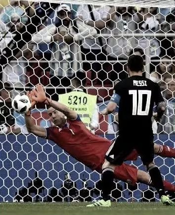 El arquero islandés Hannes Halldorsson se mete en la historia por atajarle este penal a Lionel Messi. Preludio de un olvidable Mundial para Argentina