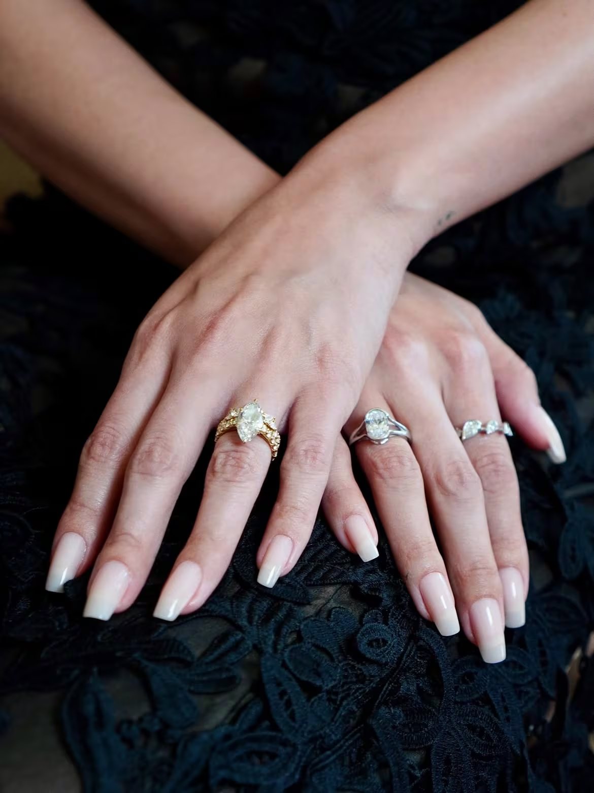 La manicura en tono milky aportó frescura y contraste frente al diseño oscuro del vestido (renatocampora)