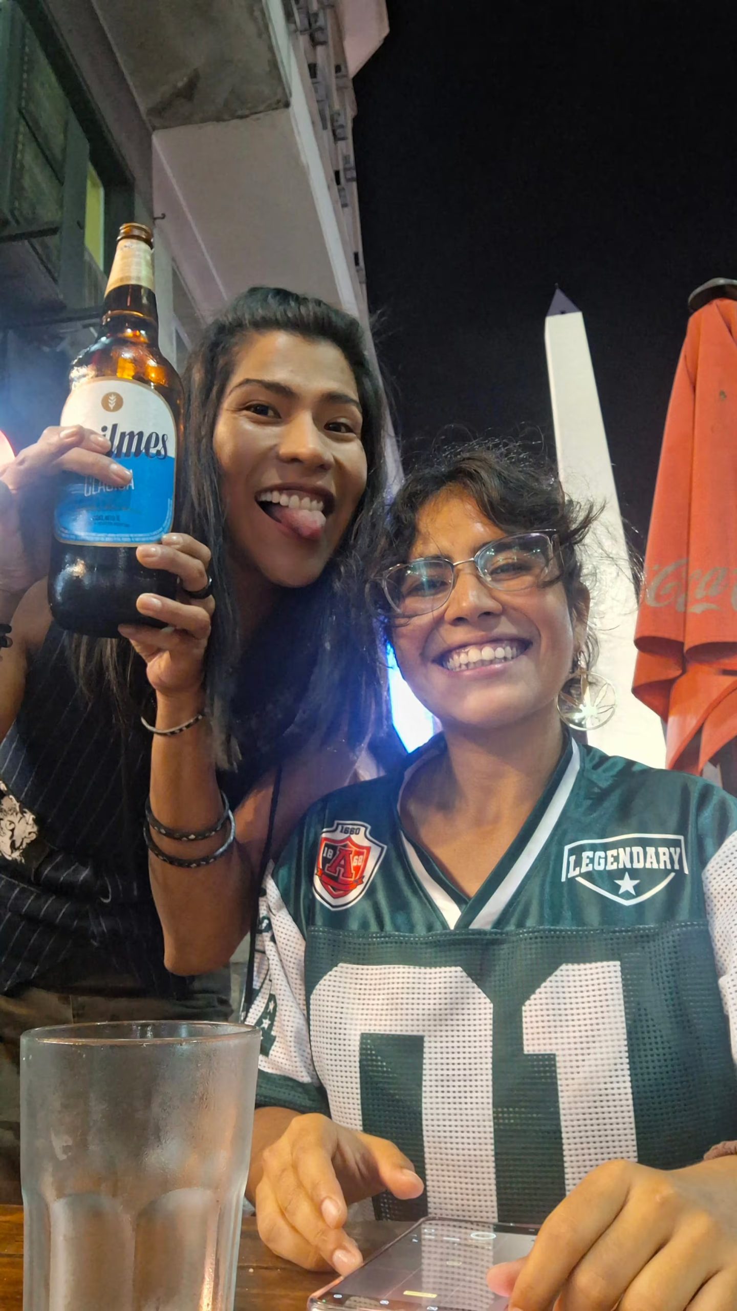 Nata Calpurnia con una clásica cerveza argentina y una amiga con el obelisco de fondo