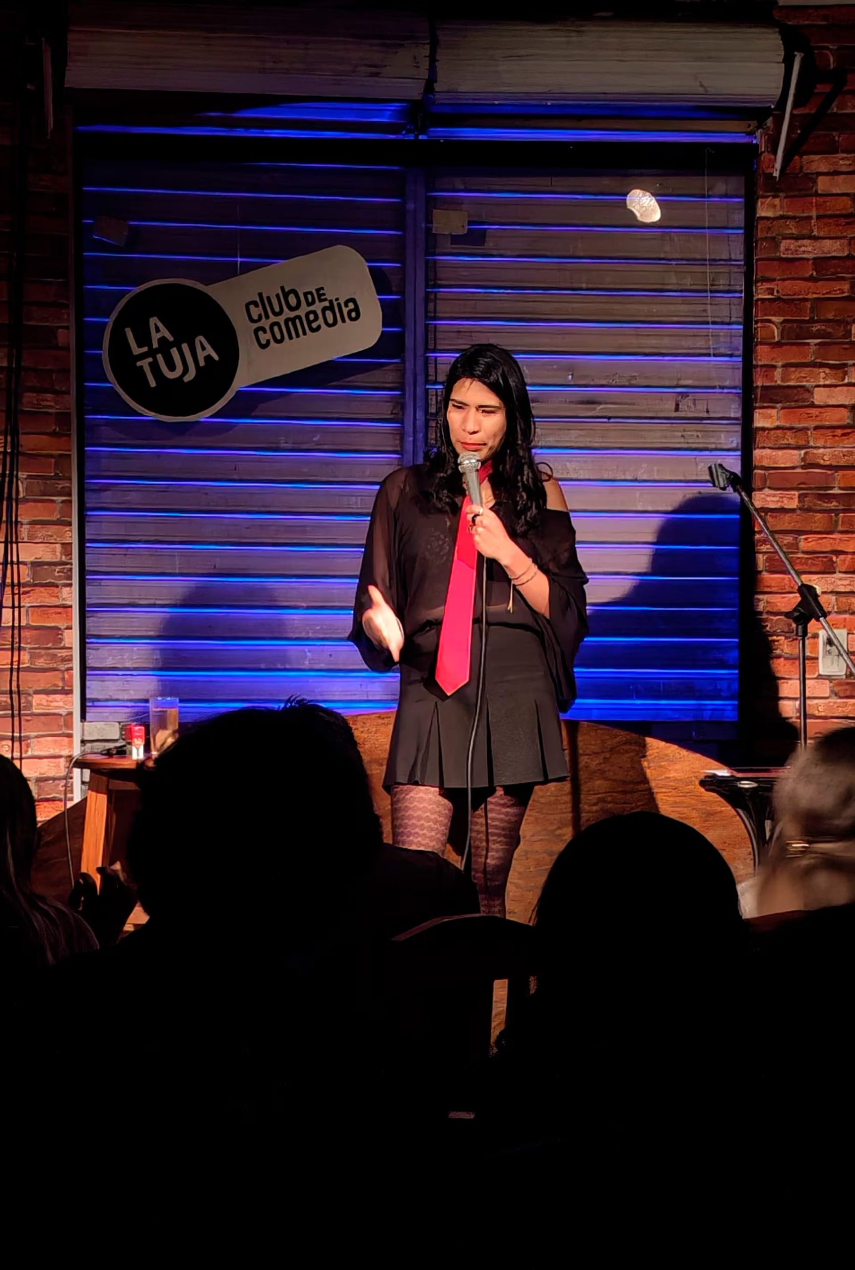 La comediante boliviana Nata Calpurnia sobre un escenario porteño
