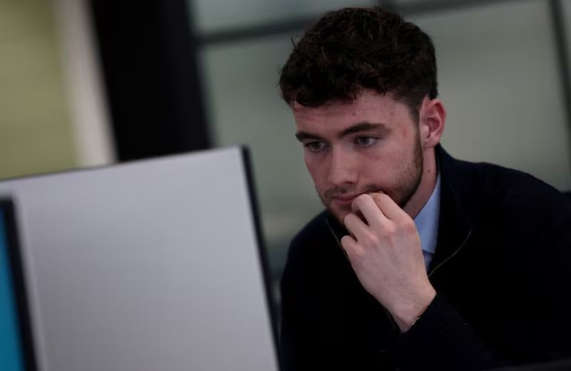 Tesla, Microsoft, Google y Anthropic aceleran la competencia en inteligencia artificial con inversiones en centros de datos y plataformas de desarrollo de software. (REUTERS/Hannah McKay)
