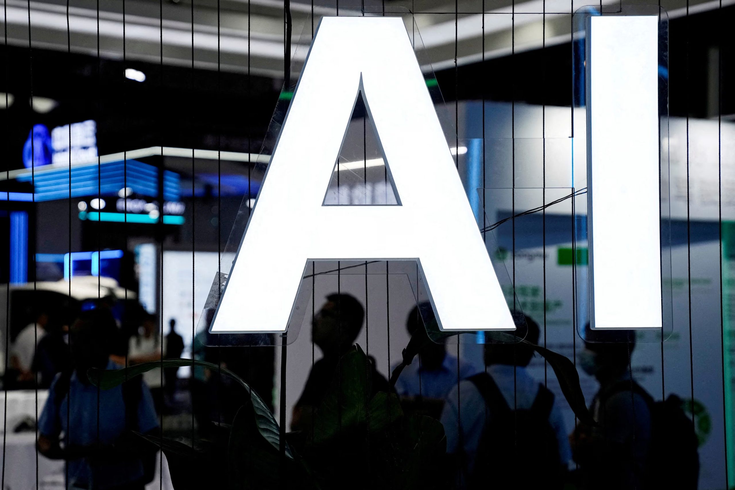 El mercado laboral tecnológico registra más despidos ligados a la inteligencia artificial en 2026, aunque las empresas sostienen que los ingenieros humanos siguen siendo clave para la estrategia y la validación. (REUTERS/Aly Song/Foto de archivo)