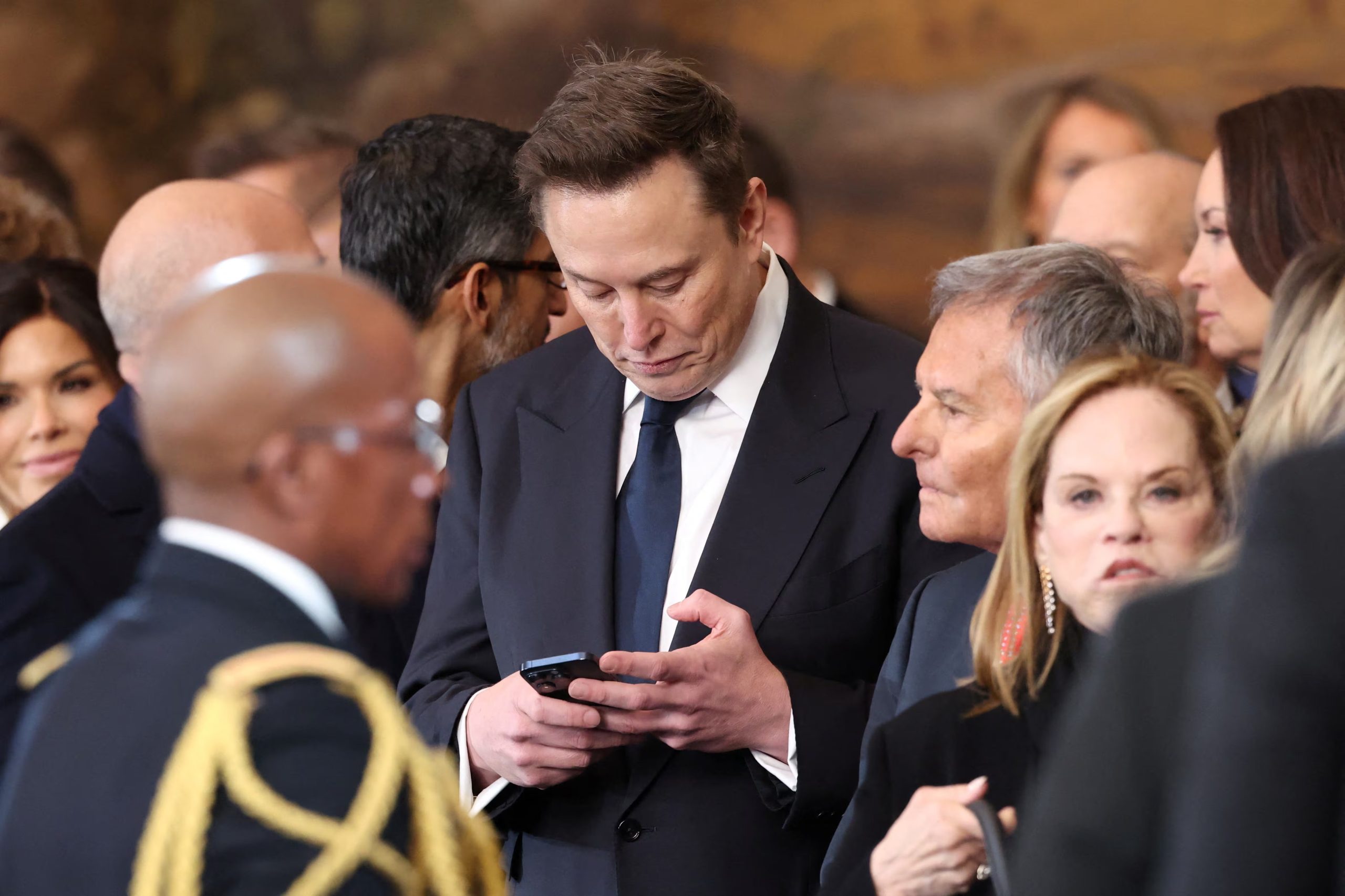 El prototipo del celular de Elon Musk tendría un diseño más delgado y compacto que el iPhone, con un formato cercano al de un smartphone.(REUTERS/Kevin Lamarque/Pool)