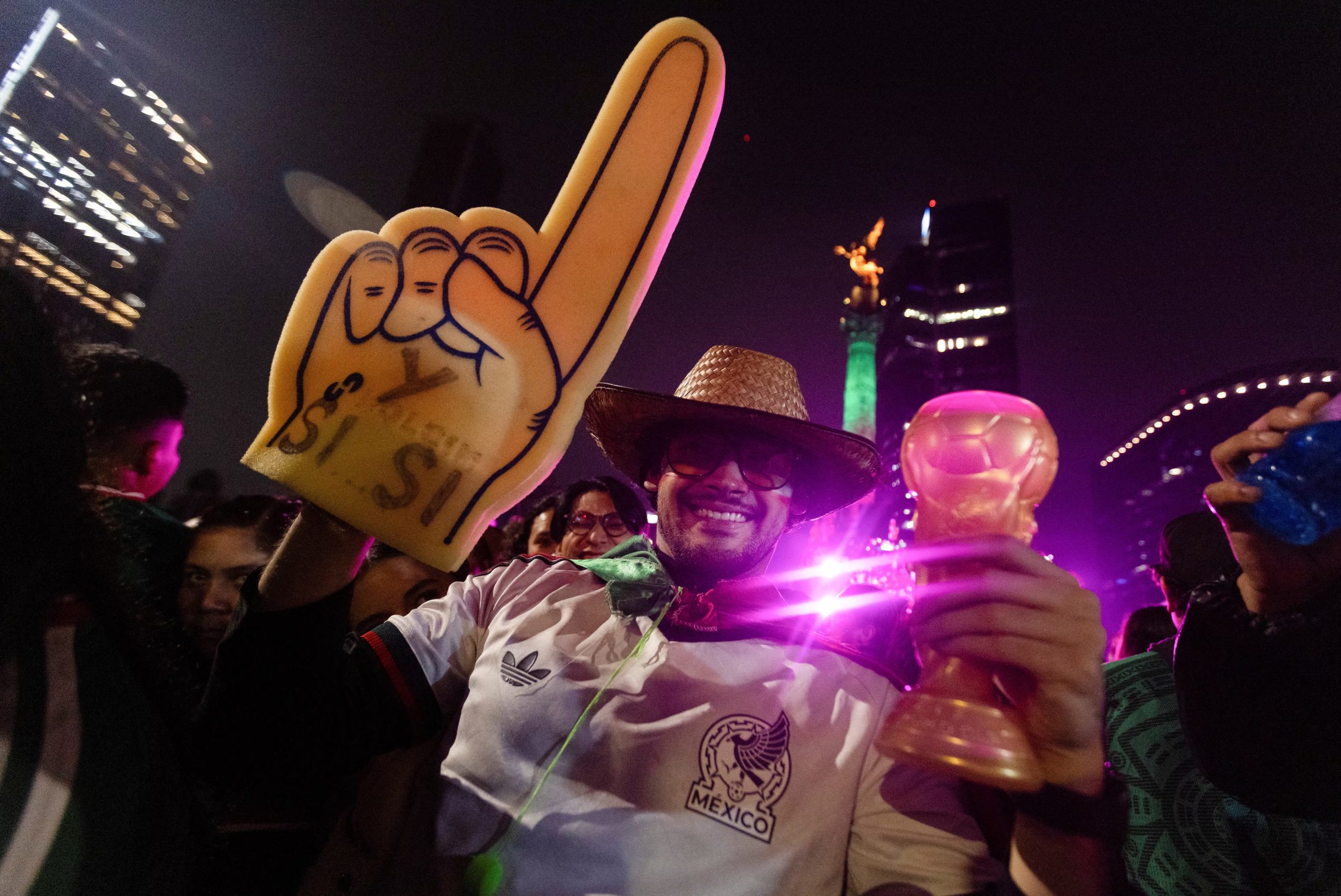 Las autoridades convocaron a seguir asistiendo para ver sin costo los duelos decisivos de la Copa del Mundo en las pantallas instaladas en el Zócalo (REUTERS/Quetzalli Nicte-Ha)