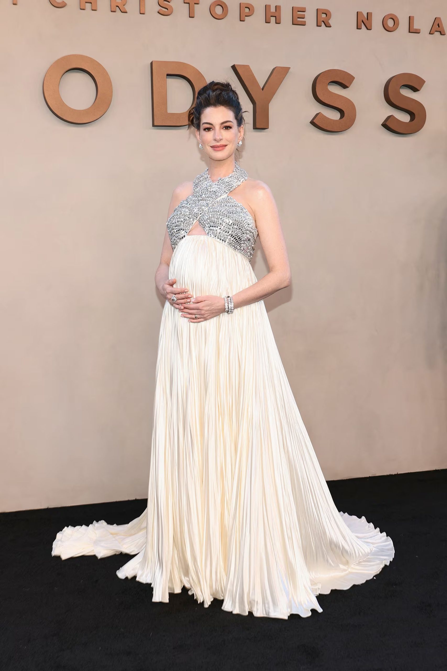 La actriz redefinió la moda de maternidad con un diseño escultural de Prada (Dimitrios Kambouris / Getty Images vía AFP)