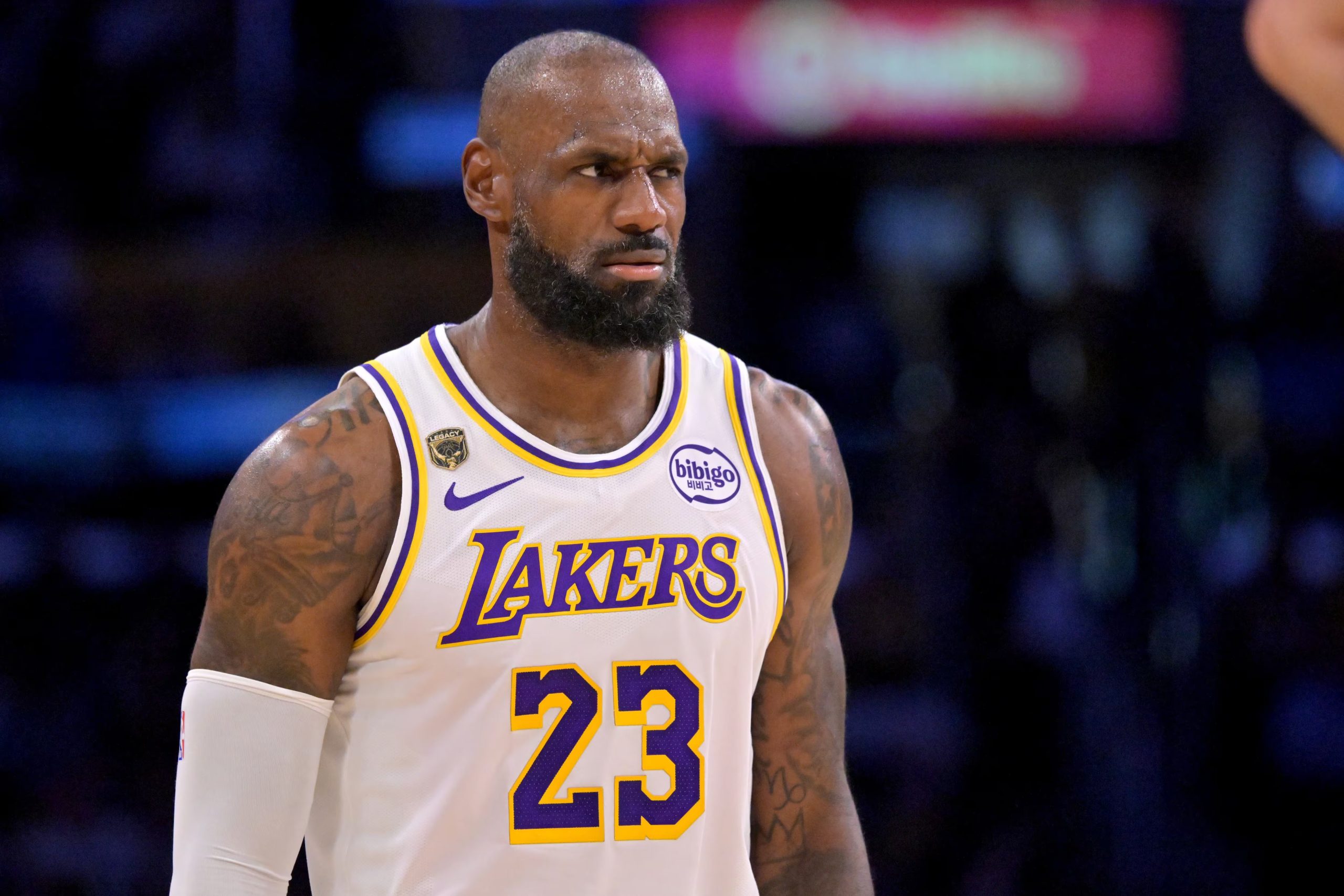 LeBron James sorprendió a supervivientes en Ohio y sumó a su fundación a la campaña - crédito Jayne Kamin-Oncea-Imagn Images