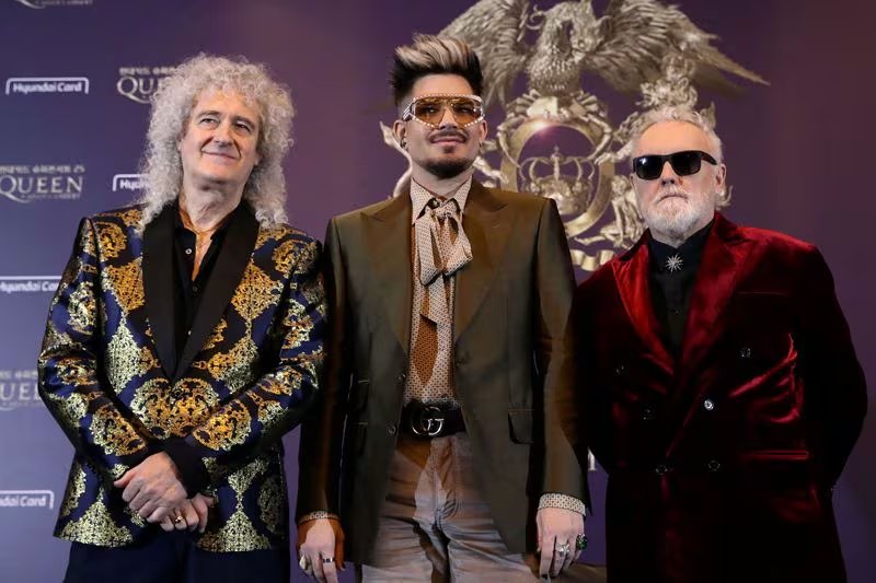 Adam Lambert afirmó que la controversia por besar a un hombre en los American Music Awards marcó su camino hacia la autoaceptación (Chung Sung-Jun/Pool vía REUTERS)