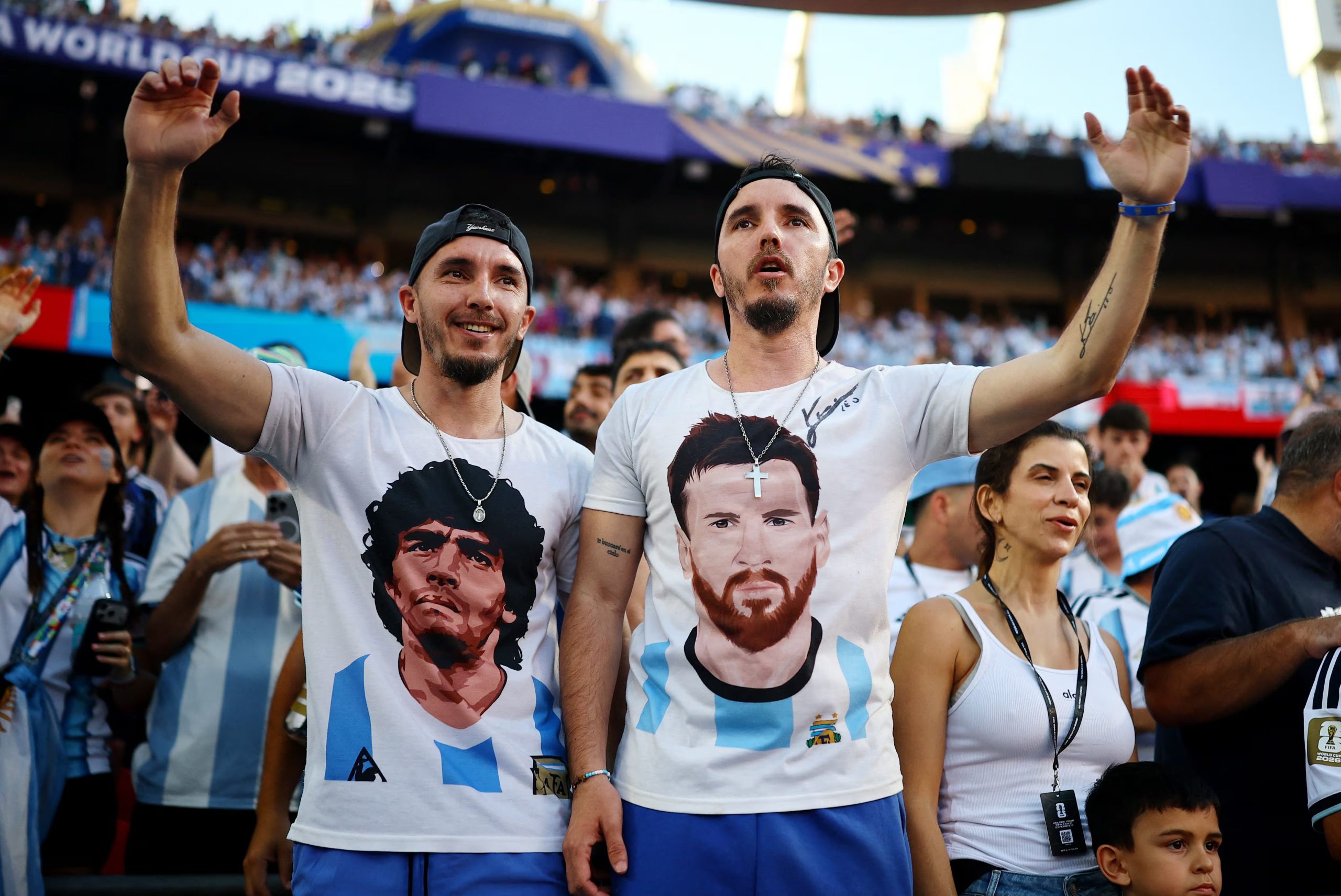 La imagen de Maradona y Messi fue llevada por los hinchas argentinos
