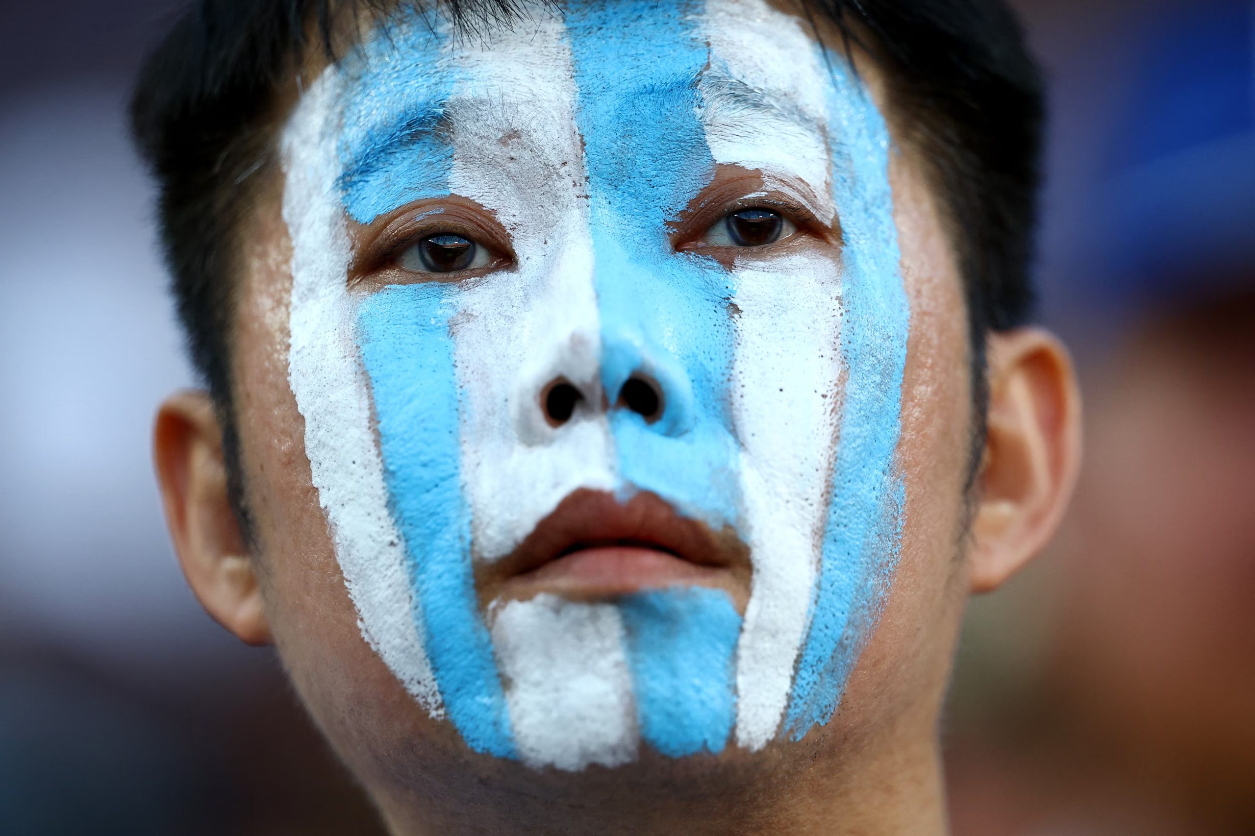 Uno de los hinchas eligió pintarse el rostro con los colores de la albiceleste