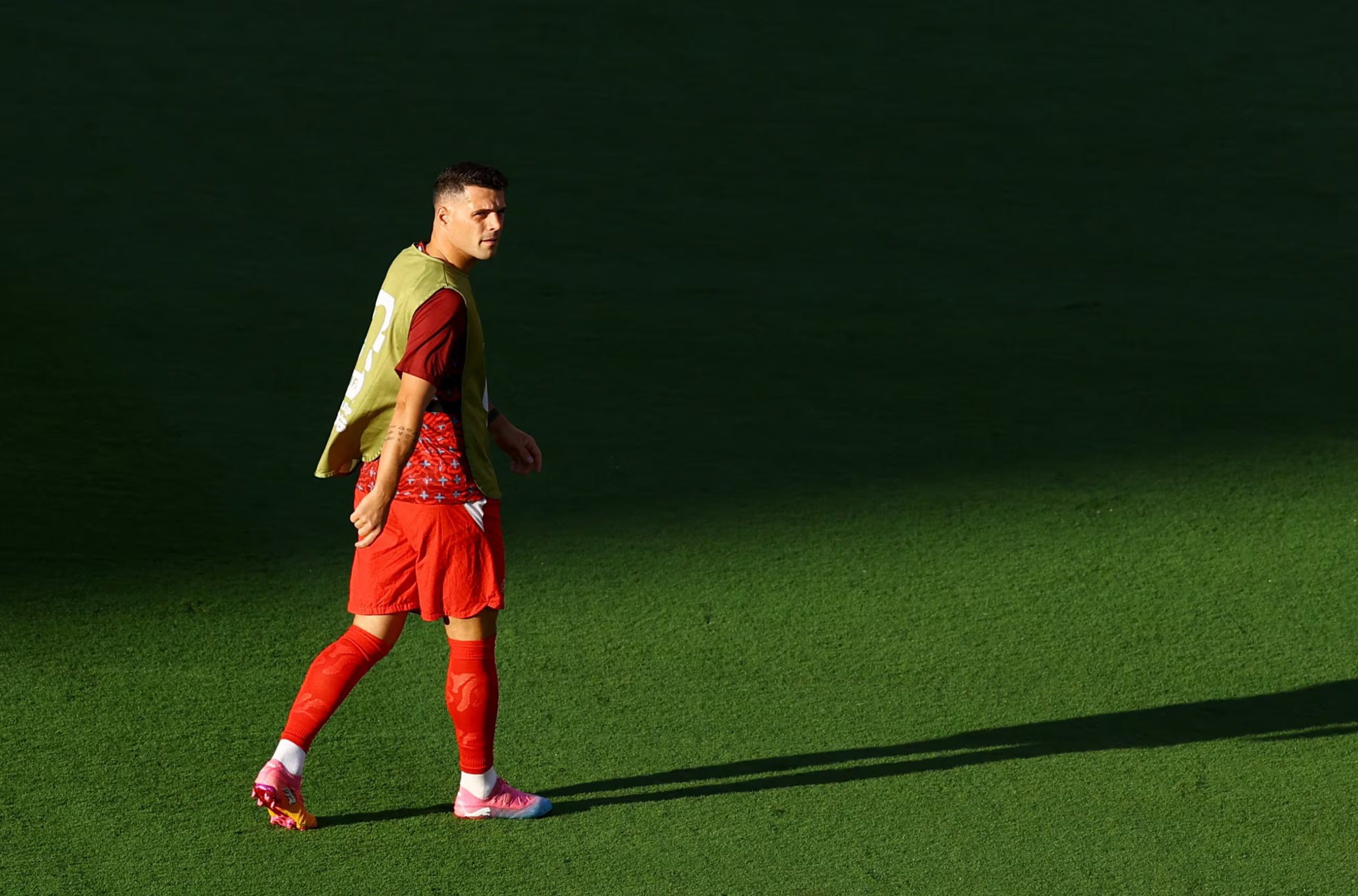 Xhaka mientras recorría la cancha del Arrowhead Stadium