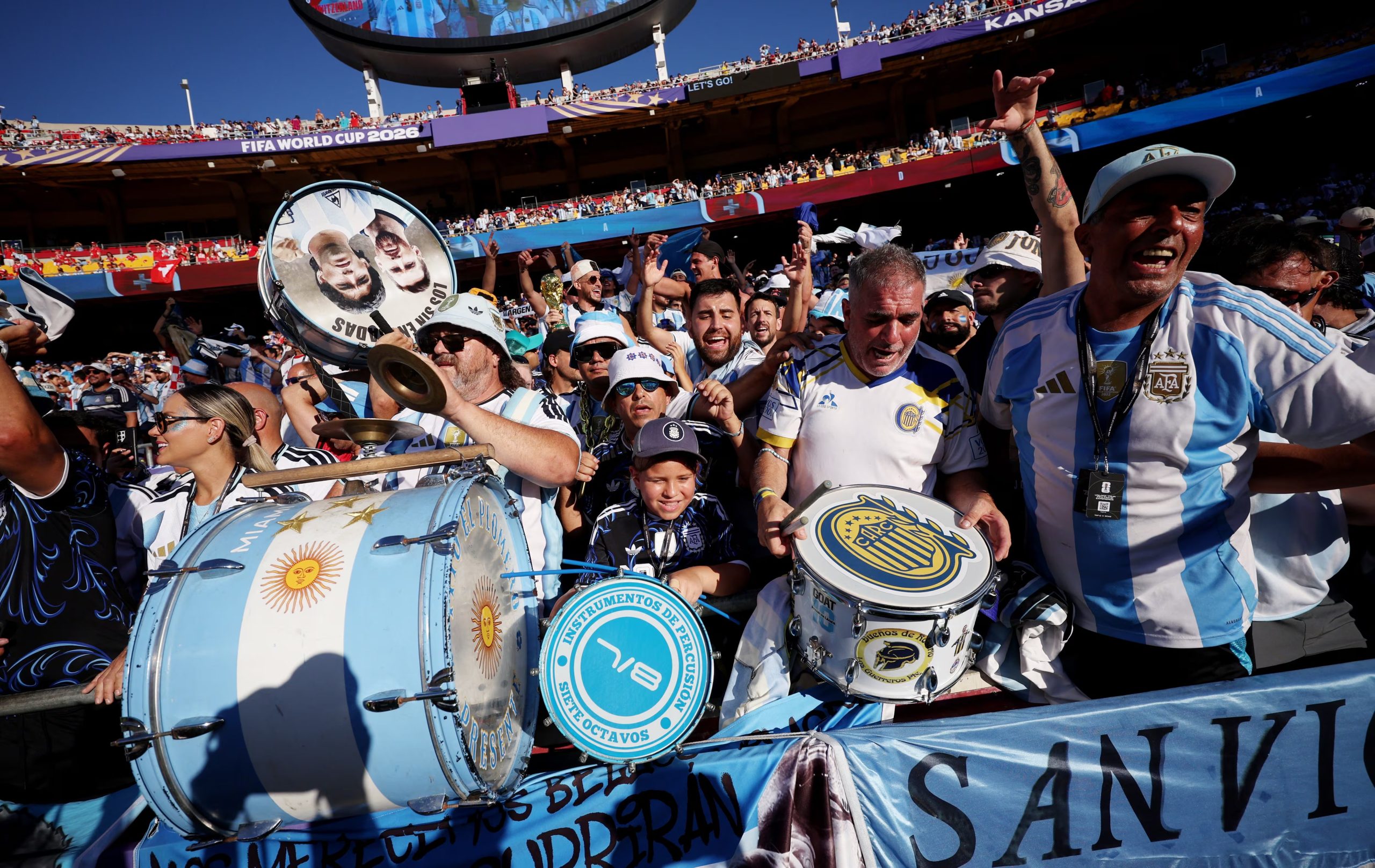 La hinchada argentina junto con sus bombos y banderas