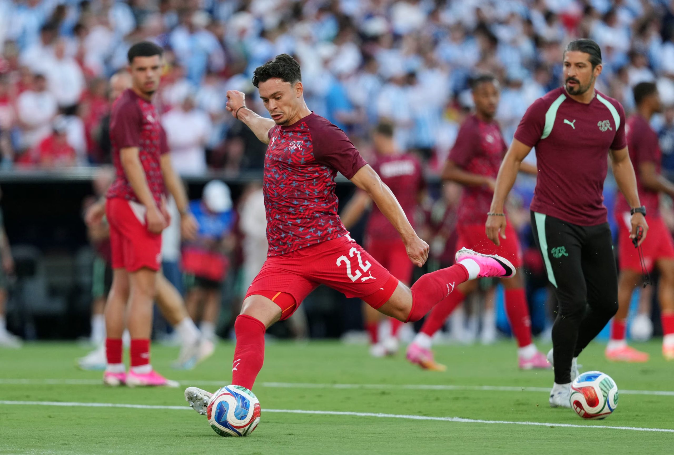 El mediocampista suizo Fabian Rieder durante el calentamiento