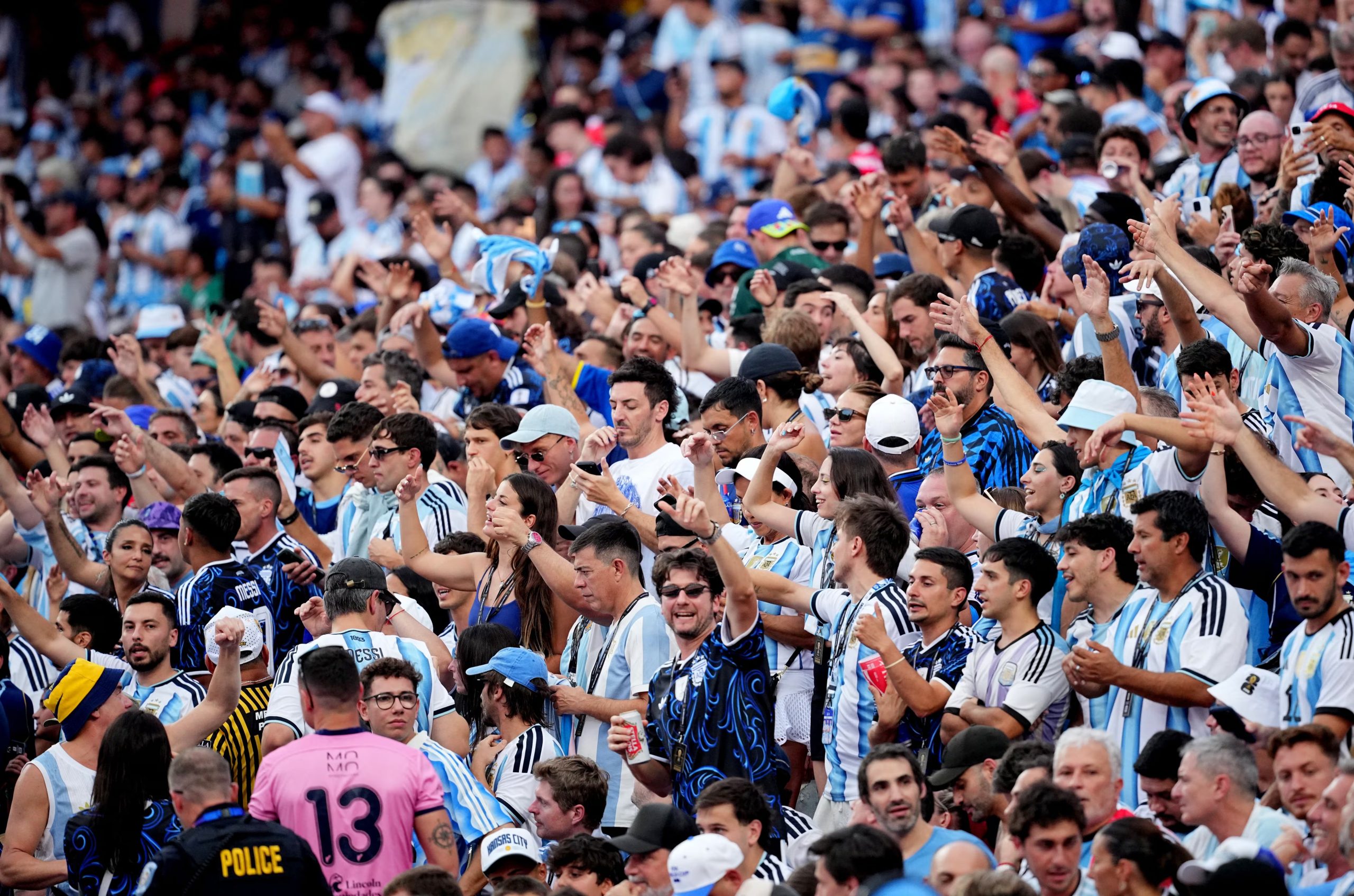 El estadio de Kansas se tiñó de celeste y blanco