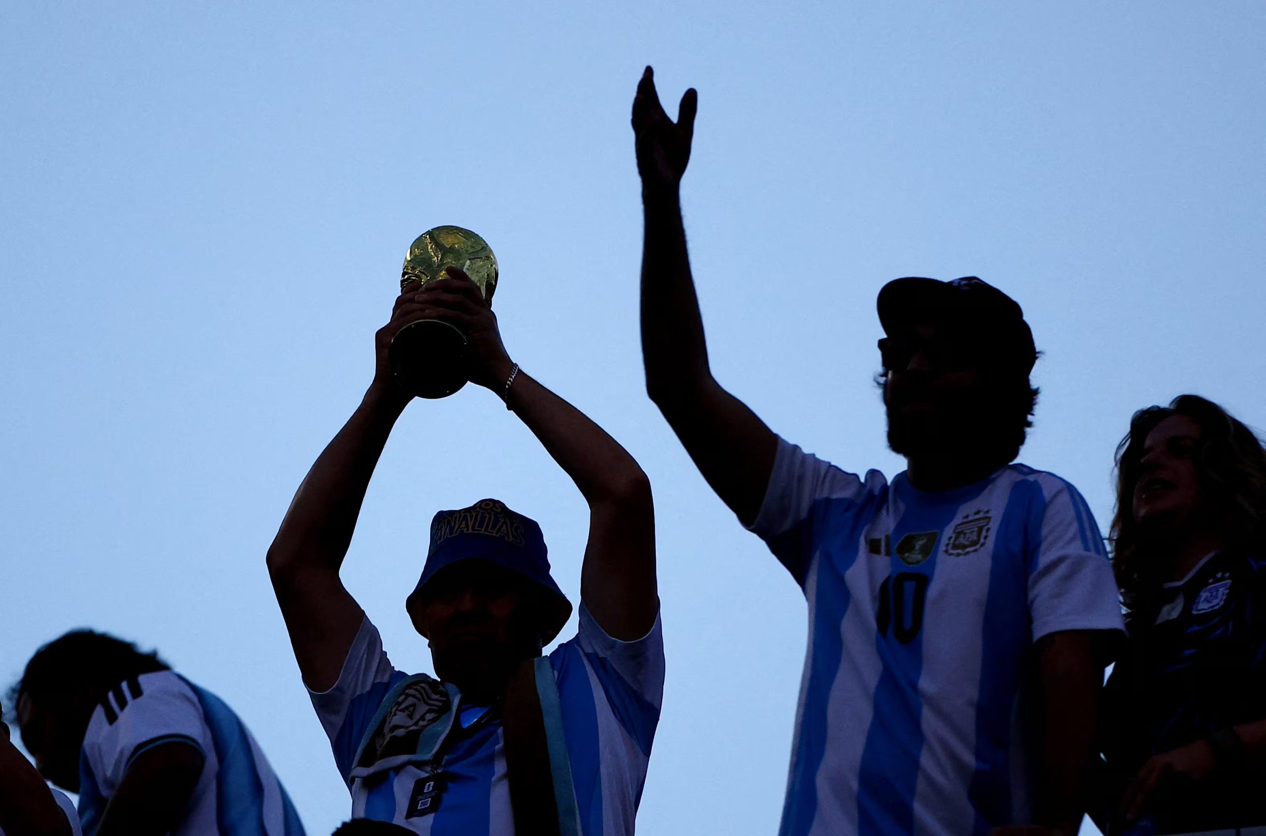 Los hinchas argentinos con una réplica de la Copa del Mundo