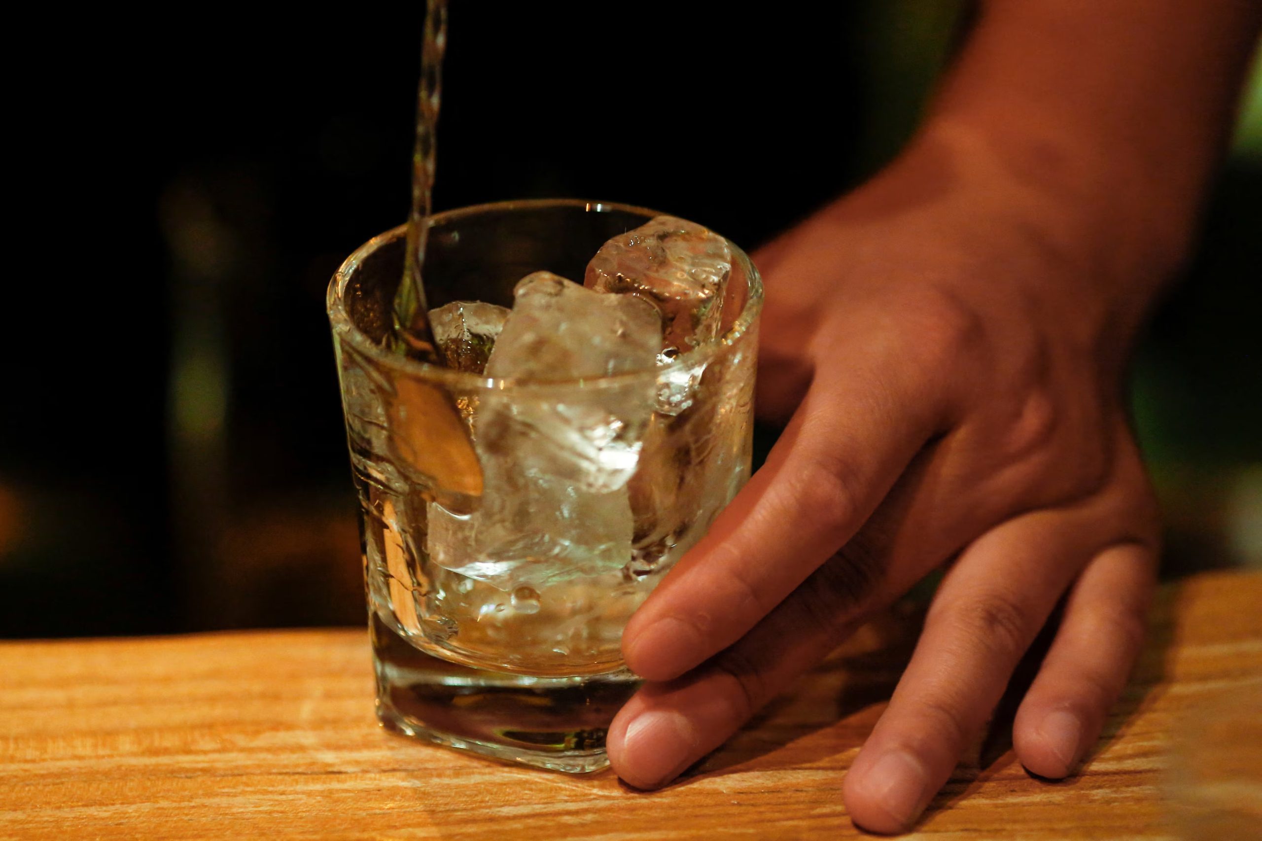 Un estudio sobre más de 500.000 adultos chinos vinculó el consumo de alcohol con un mayor riesgo de sufrir más de 60 enfermedades. (REUTERS/Thomas Peter/File Photo)