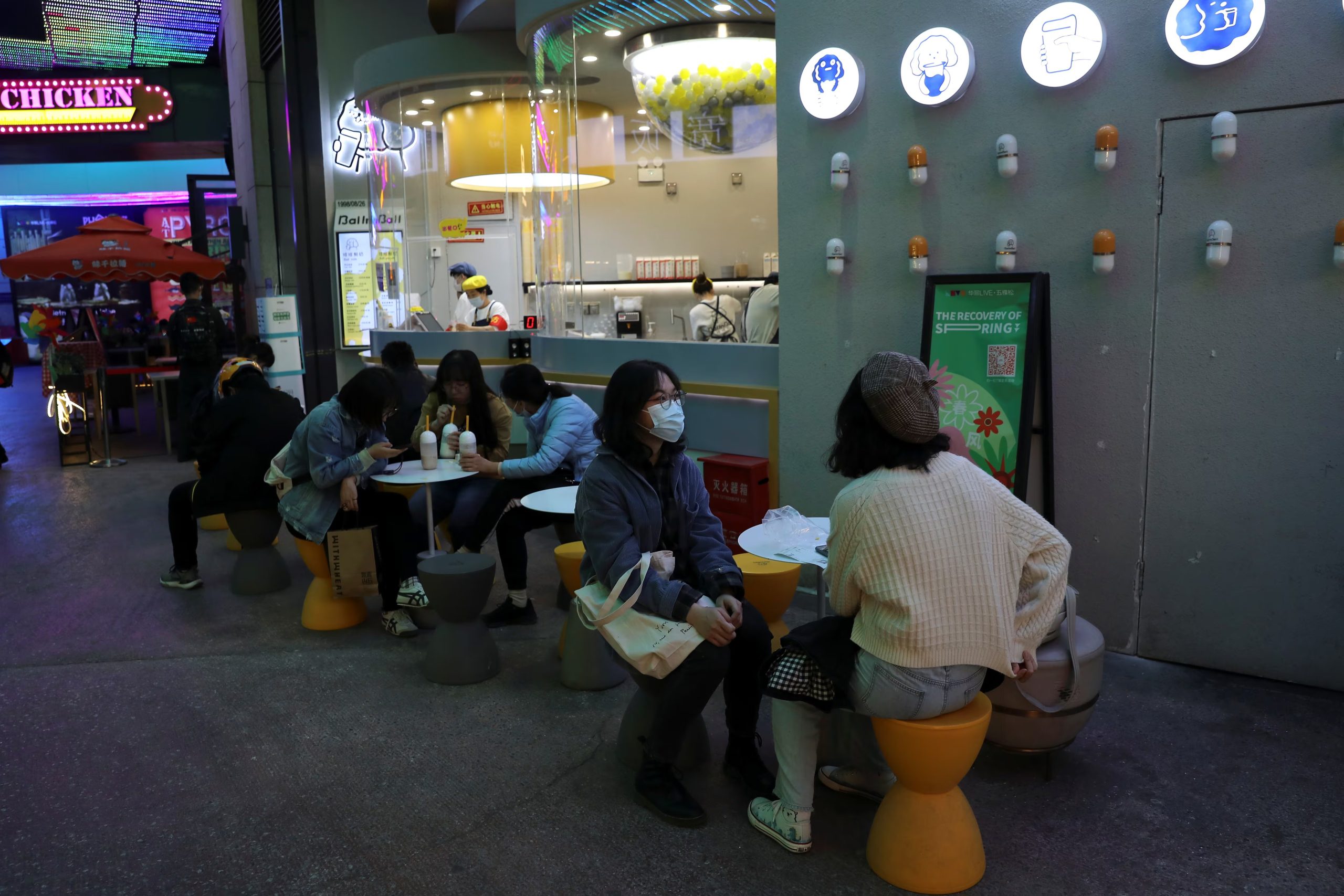 Clientes sentados en una tienda de té en un centro comercial en Pekín, China, el 15 de abril de 2021. REUTERS/Tingshu Wang