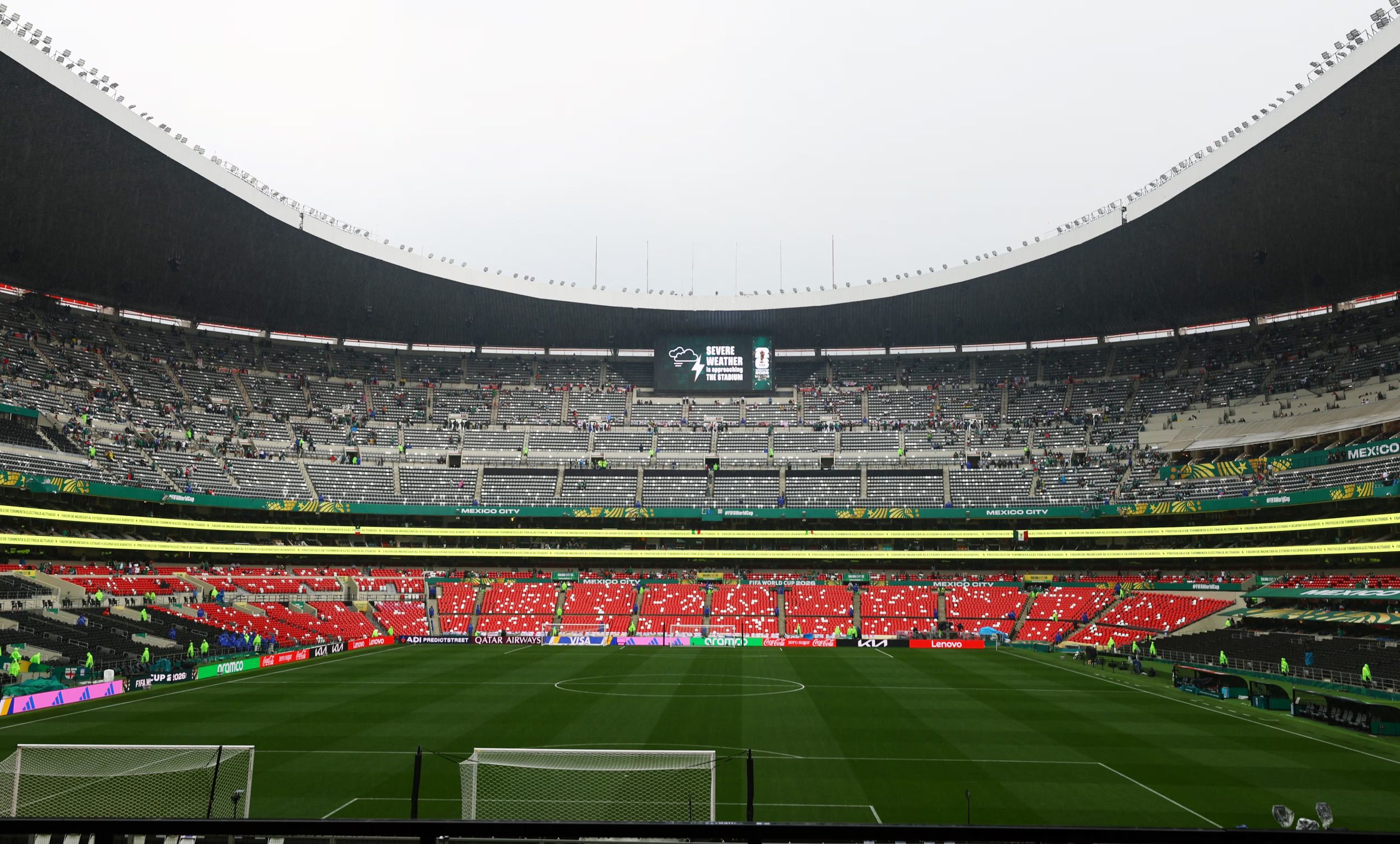 Fútbol - Copa del Mundo de la FIFA 2026 - Octavos de final - México contra Inglaterra - Estadio Azteca, Ciudad de México, México - 5 de julio de 2026. Vista general mientras se muestra un aviso meteorológico en la pantalla gigante del estadio antes del partido. REUTERS/Daniel Becerril