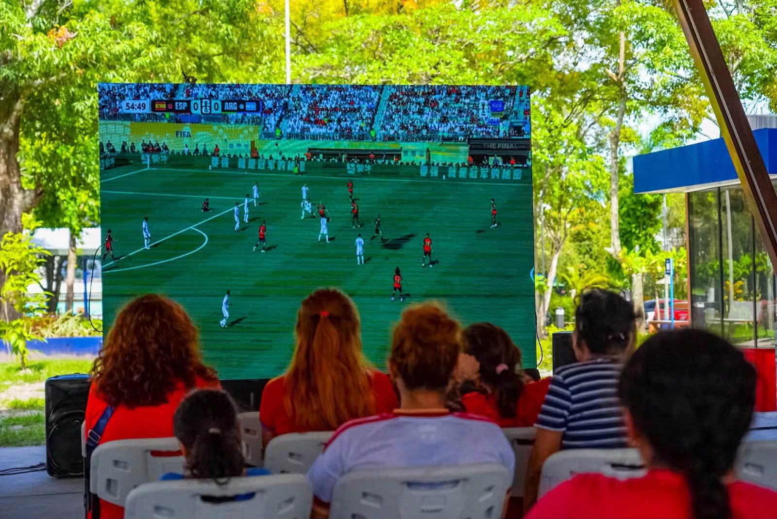El cierre del torneo reunió a multitudes en varios puntos públicos del país, donde la emoción por el campeonato se mezcló con festejos, nervios y una experiencia colectiva frente a las pantallas (Foto cortesía Secretaría de Prensa de San Salvador Centro)