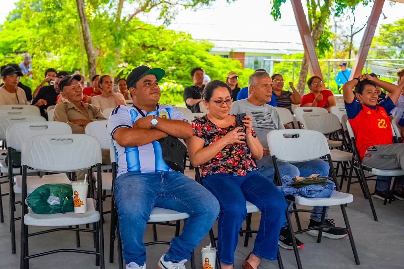 Personas de todas las edades se reunieron en espacios públicos de El Salvador para seguir en comunidad la definición de la Copa Mundial de la FIFA 2026 y festejar a Argentina o a España (Foto cortesía Secretaría de Prensa de San Salvador Centro)