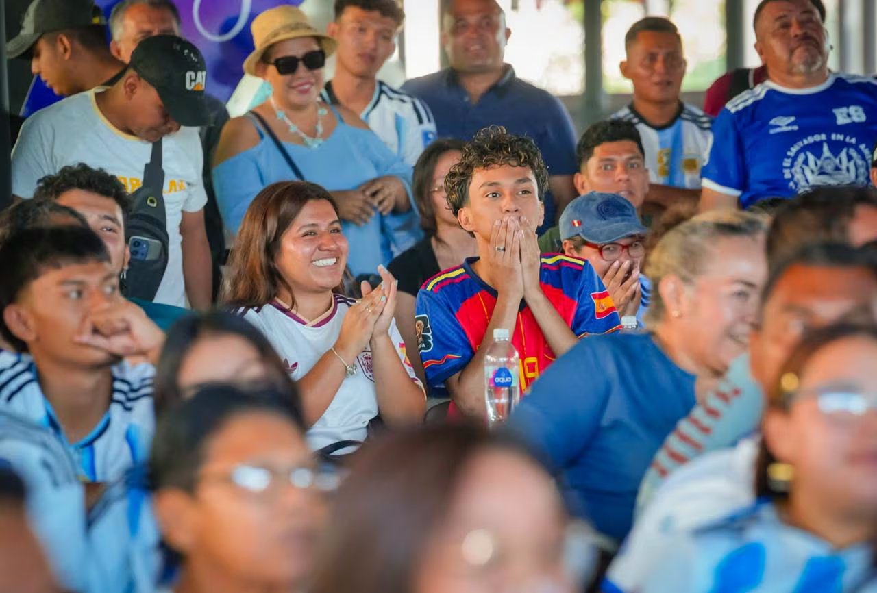 La transmisión se siguió en grupo y con clima de fiesta, entre abrazos y gritos, mientras el apoyo se repartía entre dos equipos y el cierre del torneo se celebraba fuera de casa (Foto cortesía )